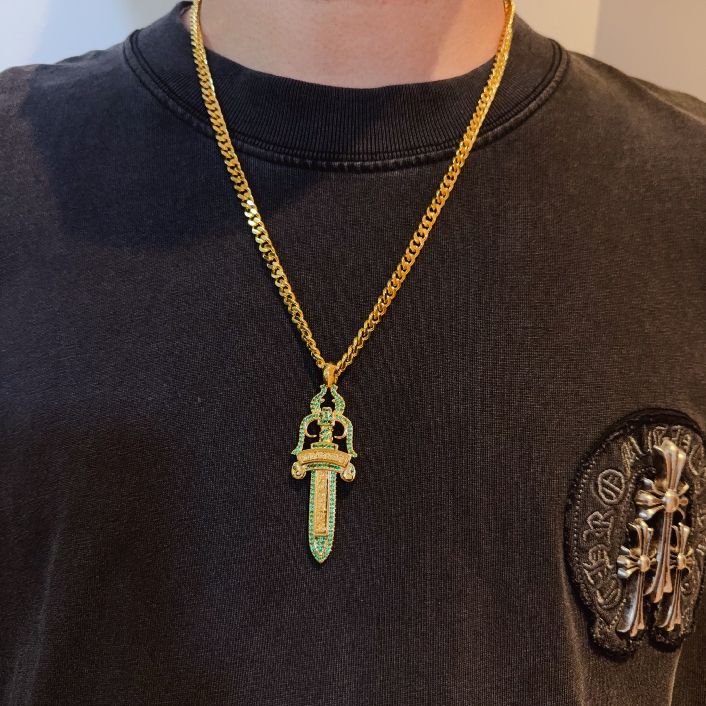 NO:582428,New [counter quality] Chrome Hearts classic retro gold necklace, green diamond sword pendant, concave and convex shapes with different pattern design styles, showing a distinctive cross and the Scout flower is the symbol of Chrome Hearts, so it is more durable. Genuine patterned Chrome Hearts distinguishes the ordinary light version in the market. Match the version and benchmark quality. Look at the printing details, the degree of retro ash oxidation. Seiko version!  !  !  Purely handmade ~ Authentic open mold fashion essentials. Can be worn by both men and women. Same style for couples. Official website original. Rock punk Thai silver style. Retro elements. Trendy and versatile!  , jewelry boutique, chrome hearts, chrome hearts, necklace, gold19860909新款【专柜品质】Chrome Hearts克罗心经典复古黄金色项链 ,绿钻宝剑吊坠,凹凸造型不同的花纹设计风格 呈现出与众不同 十字架 童军花是克罗心的志 所以更经久不衰 正品打版Chrome Hearts克罗心 区别市场普通轻版 对版对标品质 看字印细节 复古做旧灰氧程度.精工版本！！！ 纯手工打造 ～正品开模潮流时尚必备 男女均可佩戴 情侣同款 官网原版 摇滚朋克泰银风格 复古元素 潮流百搭！,饰品精品,chrome hearts,chrome hearts,necklace,gold,Jewelry