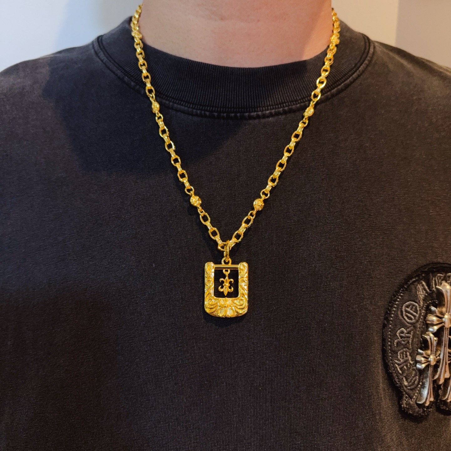 NO:582431,New [counter quality] Chrome Hearts classic retro gold letter necklace, shield cross pendant, concave and convex shapes with different pattern design styles, showing a distinctive cross and Scout flower is Chrome Hearts' symbol, so it is more durable. Genuine pattern-printed Chrome Hearts distinguishes the ordinary light version in the market. Check the quality of the version. Look at the printing details, the degree of retro ash oxidation. Seiko version!  !  !  Purely handmade ~ Authentic open mold fashion essentials. Can be worn by both men and women. Same style for couples. Official website original. Rock punk Thai silver style. Retro elements. Trendy and versatile!  , jewelry boutique, chrome hearts, chrome hearts, necklace, gold19860909新款【专柜品质】Chrome Hearts克罗心经典复古黄金色字母项链 ,盾牌十字架吊坠,凹凸造型不同的花纹设计风格 呈现出与众不同 十字架 童军花是克罗心的志 所以更经久不衰 正品打版Chrome Hearts克罗心 区别市场普通轻版 对版对标品质 看字印细节 复古做旧灰氧程度.精工版本！！！ 纯手工打造 ～正品开模潮流时尚必备 男女均可佩戴 情侣同款 官网原版 摇滚朋克泰银风格 复古元素 潮流百搭！,饰品精品,chrome hearts,chrome hearts,necklace,gold,Jewelry