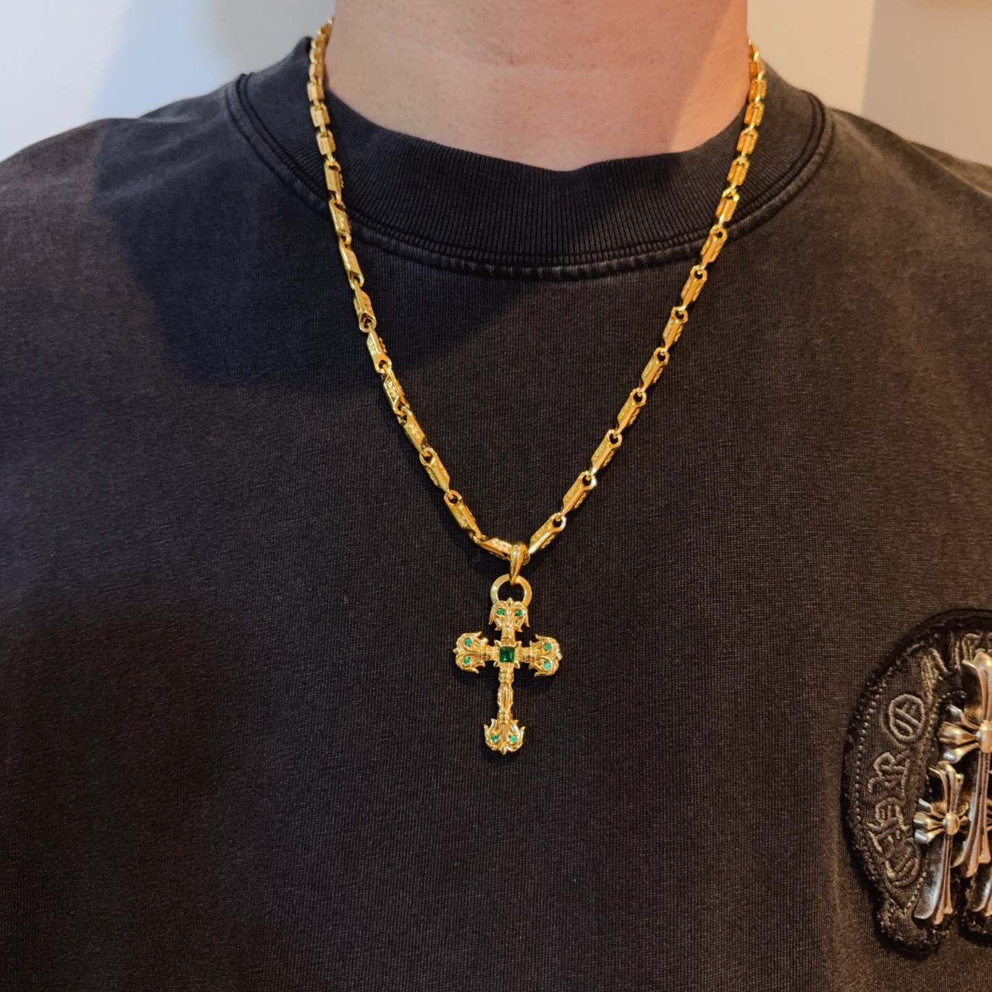 NO:582436,New [counter quality] Chrome Hearts classic retro gold letter necklace, green diamond flame cross pendant, concave and convex shapes with different pattern design styles, showing a distinctive cross and Scout flower is the symbol of Chrome Hearts, so it is more durable. Genuine pattern-printed Chrome Hearts distinguishes the ordinary light version in the market. Match the version and benchmark quality. Look at the printing details, the degree of retro ash oxidation. Seiko version!  !  !  Purely handmade ~ Authentic open mold fashion essentials. Can be worn by both men and women. Same style for couples. Official website original. Rock punk Thai silver style. Retro elements. Trendy and versatile!  , jewelry boutique, chrome hearts, chrome hearts, necklace, gold19860909新款【专柜品质】Chrome Hearts克罗心经典复古黄金色字母项链 ,绿钻火焰十字架吊坠,凹凸造型不同的花纹设计风格 呈现出与众不同 十字架 童军花是克罗心的志 所以更经久不衰 正品打版Chrome Hearts克罗心 区别市场普通轻版 对版对标品质 看字印细节 复古做旧灰氧程度.精工版本！！！ 纯手工打造 ～正品开模潮流时尚必备 男女均可佩戴 情侣同款 官网原版 摇滚朋克泰银风格 复古元素 潮流百搭！,饰品精品,chrome hearts,chrome hearts,necklace,gold,Jewelry