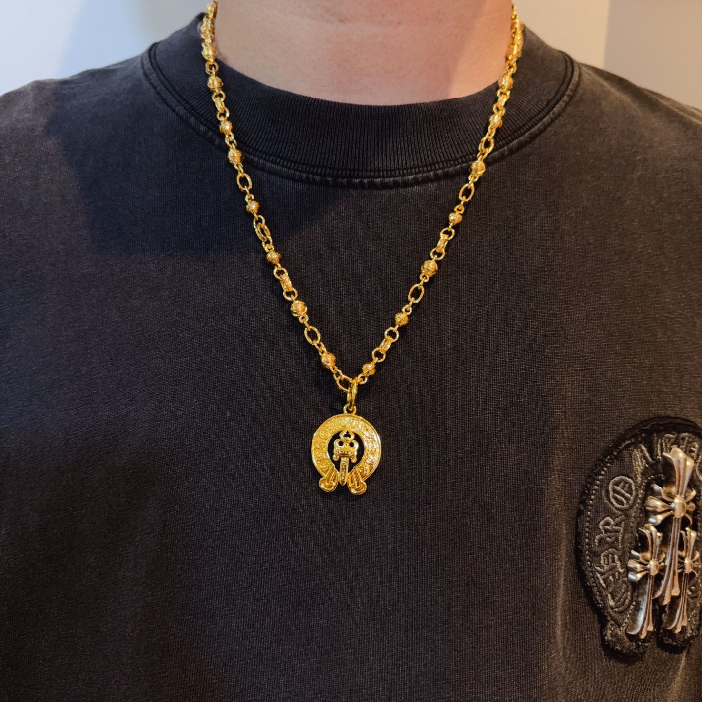 NO:582439,New [Counter Quality] Chrome Hearts Classic Retro Gold Color Cross Flower Ball Necklace, Horseshoe Sword Pendant, Different Pattern Design Styles with Concave and Concave Shapes, Presenting a Distinctive Cross and Scout Flower as Chrome Hearts’ Symbol, So They Are More Enduring. Authentic Chrome Hearts Chrome Hearts is distinguished from the ordinary light version in the market. Check the quality of the version. Look at the printing details. The degree of retro gray oxidation. Seiko version!  !  !  Purely handmade ~ Authentic open mold fashion essentials. Can be worn by both men and women. Same style for couples. Official website original. Rock punk Thai silver style. Retro elements. Trendy and versatile!  , jewelry boutique, chrome hearts, chrome hearts, necklace, gold19860909新款【专柜品质】Chrome Hearts克罗心经典复古黄金色十字花球项链 ,马蹄宝剑吊坠,凹凸造型不同的花纹设计风格 呈现出与众不同 十字架 童军花是克罗心的志 所以更经久不衰 正品打版Chrome Hearts克罗心 区别市场普通轻版 对版对标品质 看字印细节 复古做旧灰氧程度.精工版本！！！ 纯手工打造 ～正品开模潮流时尚必备 男女均可佩戴 情侣同款 官网原版 摇滚朋克泰银风格 复古元素 潮流百搭！,饰品精品,chrome hearts,chrome hearts,necklace,gold,Jewelry