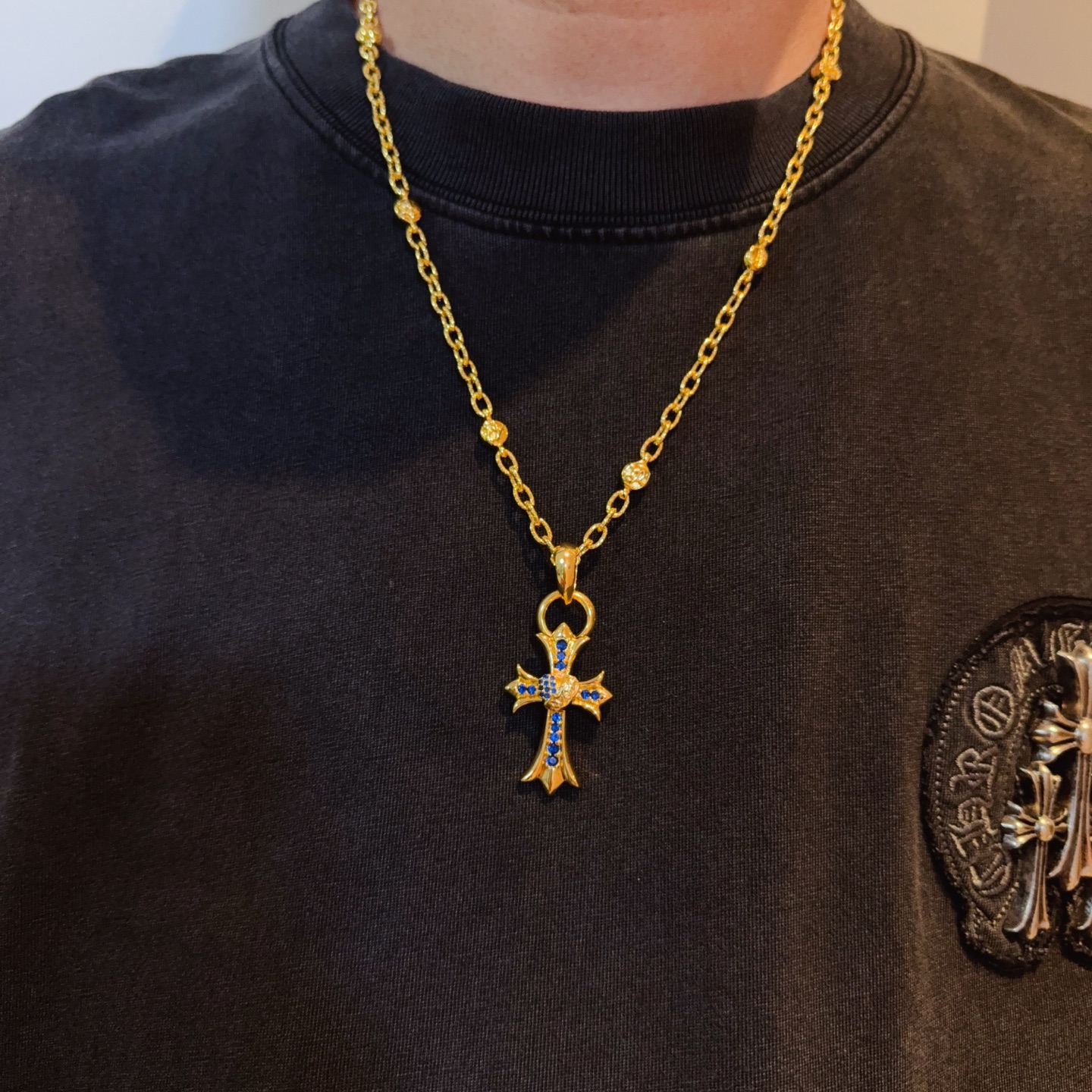 NO:582408,New [counter quality] Chrome Hearts classic retro gold letter necklace, blue diamond peach heart cross pendant, concave and convex shapes with different pattern design styles, showing a distinctive cross and Scout flower is the symbol of Chrome Hearts, so it is more durable. Genuine pattern-printed Chrome Hearts distinguishes the ordinary light version in the market. Match the version and benchmark quality. Look at the printing details, the degree of retro gray oxidation. Seiko version!  !  !  Purely handmade ~ Authentic open mold fashion essentials. Can be worn by both men and women. Same style for couples. Official website original. Rock punk Thai silver style. Retro elements. Trendy and versatile!  , jewelry boutique, chrome hearts, chrome hearts, necklace, gold19860909新款【专柜品质】Chrome Hearts克罗心经典复古黄金色字母项链 ,蓝钻桃心十字架吊坠,凹凸造型不同的花纹设计风格 呈现出与众不同 十字架 童军花是克罗心的志 所以更经久不衰 正品打版Chrome Hearts克罗心 区别市场普通轻版 对版对标品质 看字印细节 复古做旧灰氧程度.精工版本！！！ 纯手工打造 ～正品开模潮流时尚必备 男女均可佩戴 情侣同款 官网原版 摇滚朋克泰银风格 复古元素 潮流百搭！,饰品精品,chrome hearts,chrome hearts,necklace,gold,Jewelry