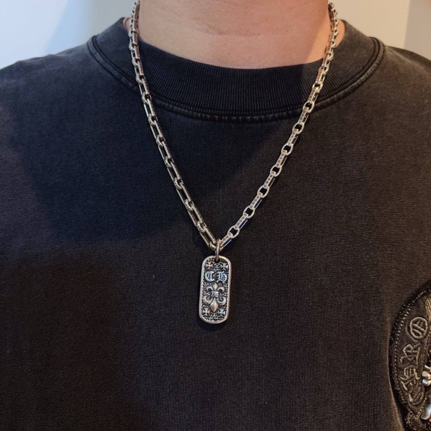 NO:582411,New [counter quality] Chrome Hearts classic retro letter necklace, Scout flower square plate pendant, concave and convex shapes with different pattern design styles, showing a distinctive cross. The Scout flower is the symbol of Chrome Hearts, so it is more durable. Genuine patterned Chrome Hearts distinguishes the ordinary light version in the market. Match the version and benchmark quality. Look at the printing details, the degree of retro ash oxidation. Seiko version!  !  !  Purely handmade ~ Authentic open mold fashion essentials. Can be worn by both men and women. Same style for couples. Official website original. Rock punk Thai silver style. Retro elements. Trendy and versatile!  , jewelry boutique, chrome hearts, chrome hearts, necklace19860909新款【专柜品质】Chrome Hearts克罗心经典复古字母项链 ,童军花方牌吊坠,凹凸造型不同的花纹设计风格 呈现出与众不同 十字架 童军花是克罗心的志 所以更经久不衰 正品打版Chrome Hearts克罗心 区别市场普通轻版 对版对标品质 看字印细节 复古做旧灰氧程度.精工版本！！！ 纯手工打造 ～正品开模潮流时尚必备 男女均可佩戴 情侣同款 官网原版 摇滚朋克泰银风格 复古元素 潮流百搭！,饰品精品,chrome hearts,chrome hearts,necklace,Jewelry