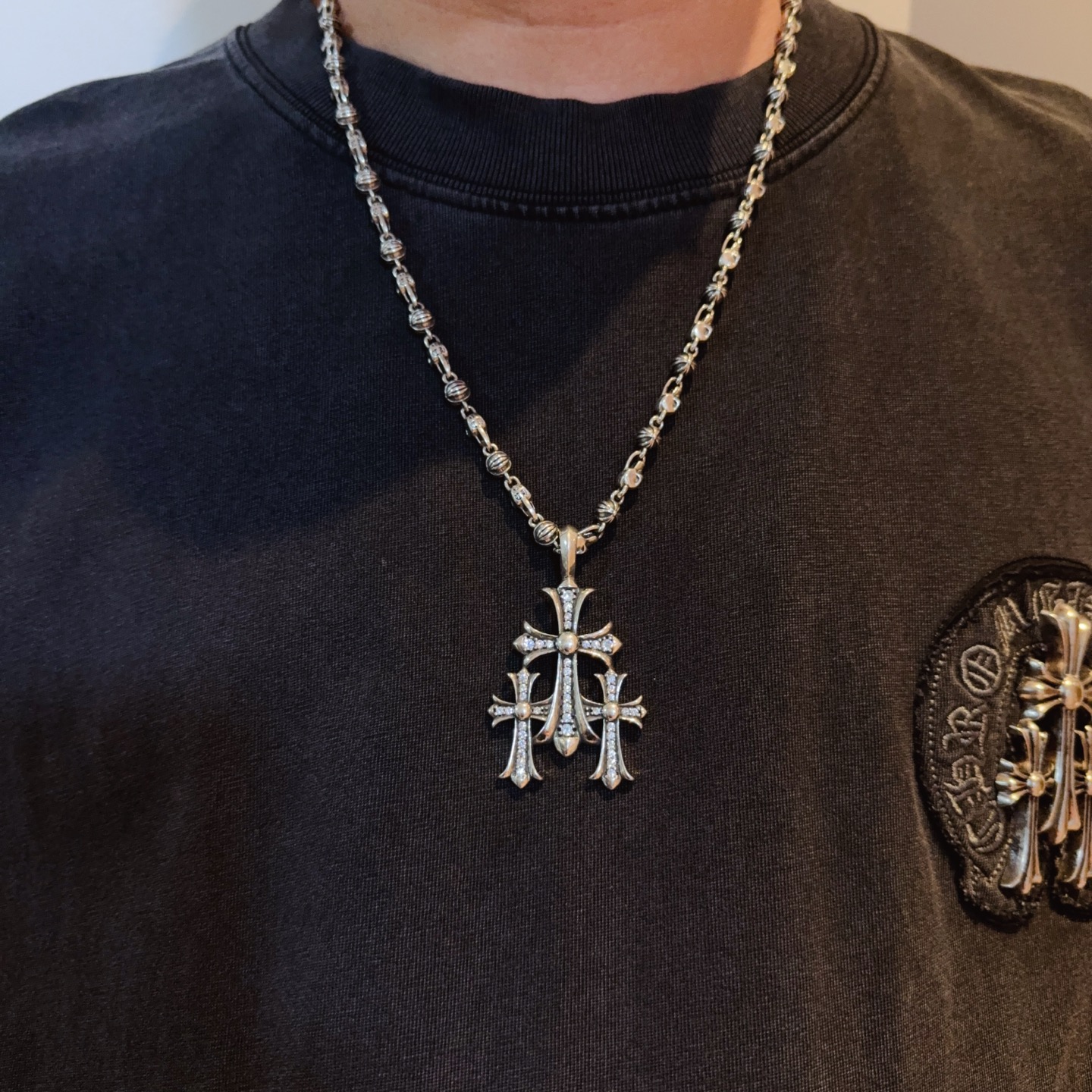 NO:582416,New [counter quality] Chrome Hearts classic retro skull cross flower ball necklace, full diamond thirty cross pendant, concave and convex shapes with different pattern design styles, showing a distinctive cross and Scout flower is the symbol of Chrome Hearts, so it is more durable. Genuine pattern-printed Chrome Hearts distinguishes the ordinary light version in the market. Match the standard quality. Look at the printing details. The degree of retro gray oxidation. Seiko version!  !  !  Purely handmade ~ Authentic open mold fashion essentials. Can be worn by both men and women. Same style for couples. Official website original. Rock punk Thai silver style. Retro elements. Trendy and versatile!  , jewelry boutique, chrome hearts, chrome hearts, necklace19860909新款【专柜品质】Chrome Hearts克罗心经典复古骷髅头十字花球项链 ,满钻三十十字架吊坠,凹凸造型不同的花纹设计风格 呈现出与众不同 十字架 童军花是克罗心的志 所以更经久不衰 正品打版Chrome Hearts克罗心 区别市场普通轻版 对版对标品质 看字印细节 复古做旧灰氧程度.精工版本！！！ 纯手工打造 ～正品开模潮流时尚必备 男女均可佩戴 情侣同款 官网原版 摇滚朋克泰银风格 复古元素 潮流百搭！,饰品精品,chrome hearts,chrome hearts,necklace,Jewelry