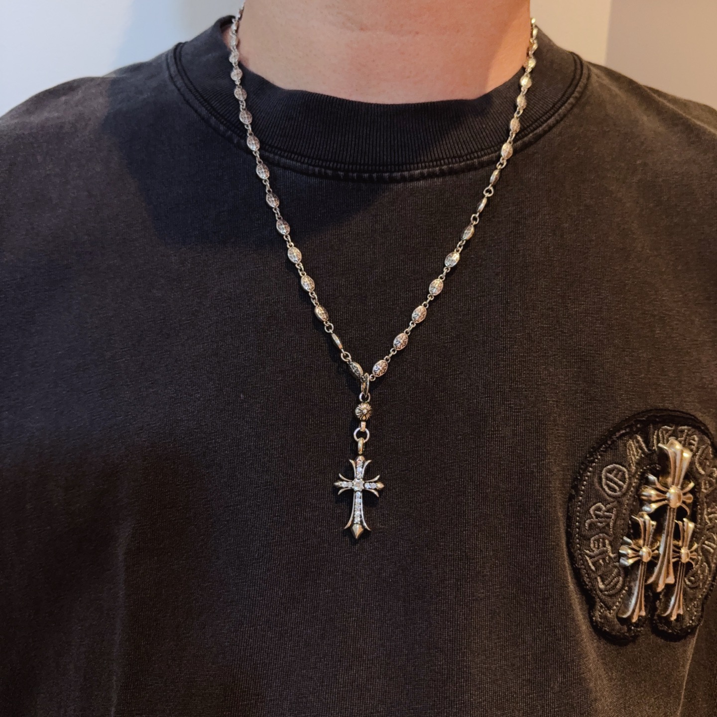 NO:582424,New [counter quality] Chrome Hearts classic retro cross flower ball necklace, full diamond cross pendant, concave and convex shapes with different pattern design styles, showing a distinctive cross. The Scout flower is the symbol of Chrome Hearts, so it is more durable. Genuine patterned Chrome Hearts distinguishes the ordinary light version in the market. Match the version and benchmark quality. Look at the printing details, the degree of retro ash oxidation. Seiko version!  !  !  Purely handmade ~ Authentic open mold fashion essentials. Can be worn by both men and women. Same style for couples. Official website original. Rock punk Thai silver style. Retro elements. Trendy and versatile!  , jewelry boutique, chrome hearts, chrome hearts, necklace19860909新款【专柜品质】Chrome Hearts克罗心经典复古十字花球项链 ,满钻十字架吊坠,凹凸造型不同的花纹设计风格 呈现出与众不同 十字架 童军花是克罗心的志 所以更经久不衰 正品打版Chrome Hearts克罗心 区别市场普通轻版 对版对标品质 看字印细节 复古做旧灰氧程度.精工版本！！！ 纯手工打造 ～正品开模潮流时尚必备 男女均可佩戴 情侣同款 官网原版 摇滚朋克泰银风格 复古元素 潮流百搭！,饰品精品,chrome hearts,chrome hearts,necklace,Jewelry