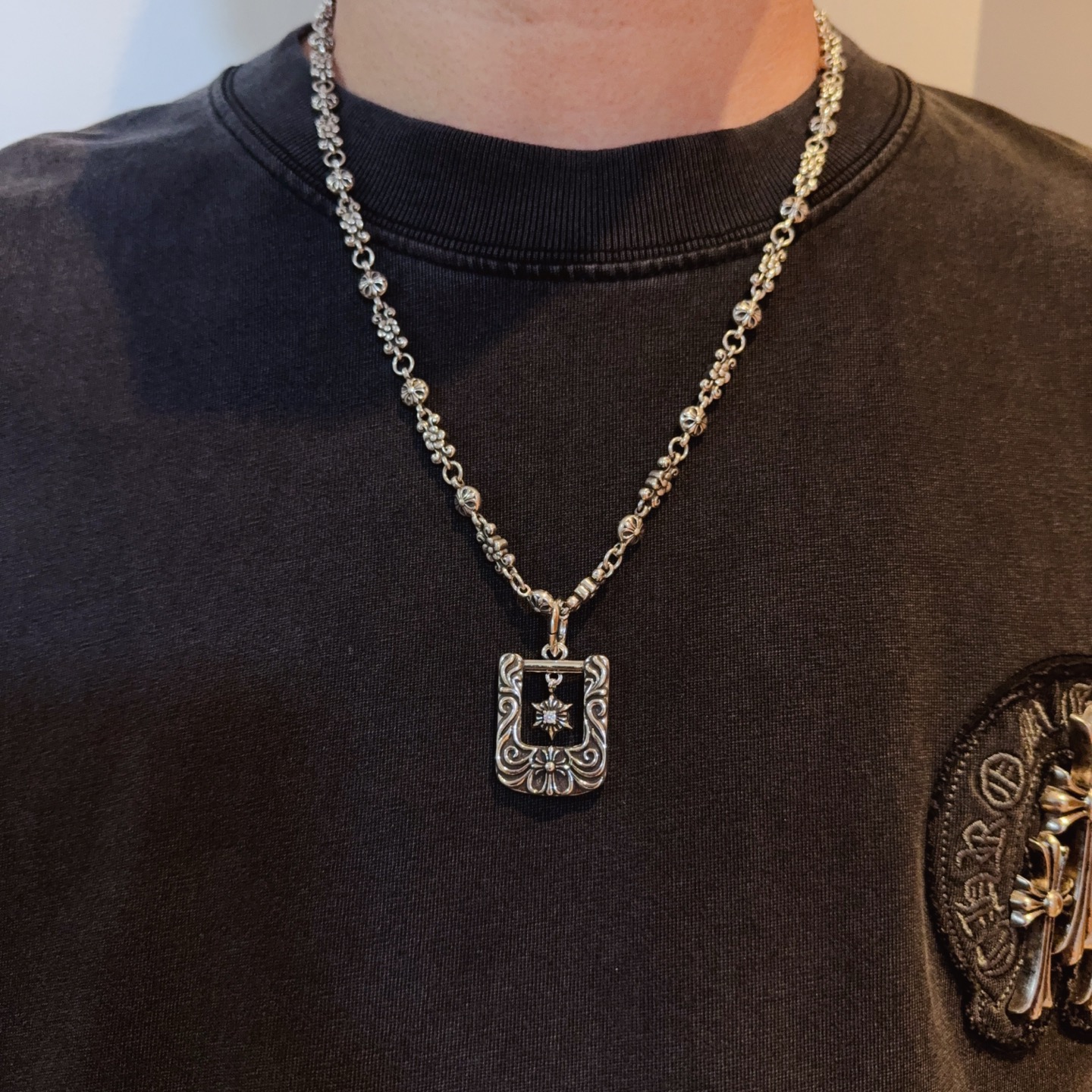 NO:582429,New [counter quality] Chrome Hearts classic retro cross flower ball necklace, shield pendant, concave and convex shapes with different pattern design styles, showing a distinctive cross and Scout flower is the symbol of Chrome Hearts, so it is more durable. Genuine pattern-printed Chrome Hearts distinguishes the ordinary light version in the market. Match the version and standard quality. Look at the printing details, the degree of retro ash oxidation. Seiko version!  !  !  Purely handmade ~ Authentic open mold fashion essentials. Can be worn by both men and women. Same style for couples. Official website original. Rock punk Thai silver style. Retro elements. Trendy and versatile!  , jewelry boutique, chrome hearts, chrome hearts, necklace19860909新款【专柜品质】Chrome Hearts克罗心经典复古十字花球项链 ,盾牌吊坠,凹凸造型不同的花纹设计风格 呈现出与众不同 十字架 童军花是克罗心的志 所以更经久不衰 正品打版Chrome Hearts克罗心 区别市场普通轻版 对版对标品质 看字印细节 复古做旧灰氧程度.精工版本！！！ 纯手工打造 ～正品开模潮流时尚必备 男女均可佩戴 情侣同款 官网原版 摇滚朋克泰银风格 复古元素 潮流百搭！,饰品精品,chrome hearts,chrome hearts,necklace,Jewelry