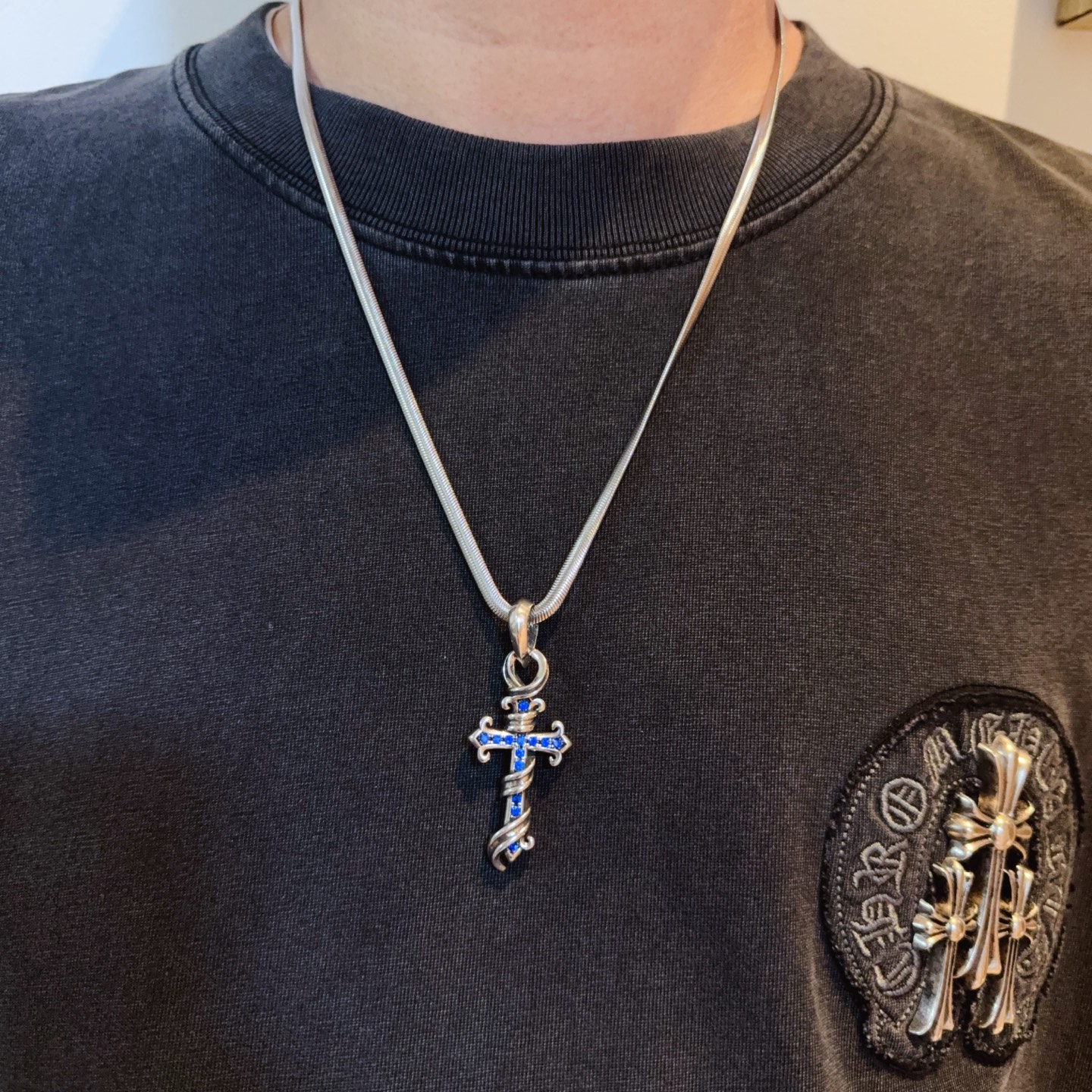 NO:582433,New [counter quality] Chrome Hearts classic retro snake bone necklace, blue diamond cross pendant, concave and convex shapes with different pattern design styles, showing a distinctive cross and Scout flower is Chrome Hearts' symbol, so it is more durable. Genuine pattern-printed Chrome Hearts distinguishes the ordinary light version in the market. Match the version and standard quality. Look at the printing details, the degree of retro ash oxidation. Seiko version!  !  !  Purely handmade ~ Authentic open mold fashion essentials. Can be worn by both men and women. Same style for couples. Official website original. Rock punk Thai silver style. Retro elements. Trendy and versatile!  , jewelry boutique, chrome hearts, chrome hearts, necklace19860909新款【专柜品质】Chrome Hearts克罗心经典复古蛇骨项链 ,蓝钻十字架吊坠,凹凸造型不同的花纹设计风格 呈现出与众不同 十字架 童军花是克罗心的志 所以更经久不衰 正品打版Chrome Hearts克罗心 区别市场普通轻版 对版对标品质 看字印细节 复古做旧灰氧程度.精工版本！！！ 纯手工打造 ～正品开模潮流时尚必备 男女均可佩戴 情侣同款 官网原版 摇滚朋克泰银风格 复古元素 潮流百搭！,饰品精品,chrome hearts,chrome hearts,necklace,Jewelry