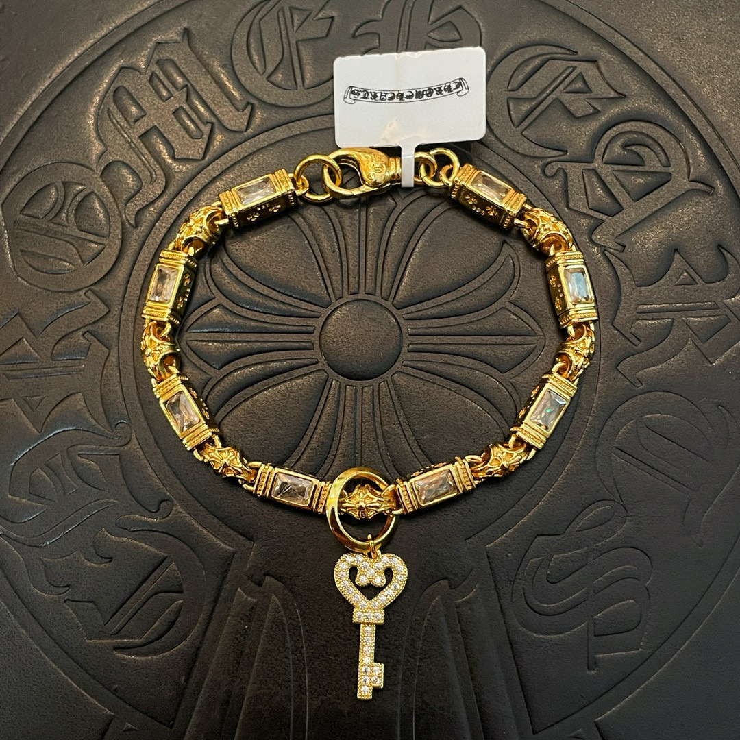 NO:582443,Batch of new [counter quality] Chrome Hearts gold-colored diamond cross bracelet. Concave and convex shapes with different pattern design styles, showing a distinctive cross. The Scout flower is the symbol of Chrome Hearts, so it is more durable. Genuine pattern-printed Chrome Hearts distinguishes the ordinary light version in the market. Check the quality of the version. Look at the printing details. The degree of retro gray oxidation. Seiko version!  !  !  Purely handmade ~ Authentic open mold fashion essentials. Can be worn by both men and women. Same style for couples. Official website original. Rock punk Thai silver style. Retro elements. Trendy and versatile!  , jewelry boutique, chrome hearts, chrome hearts, bracelet, gold19860909批 新款【专柜品质】Chrome Hearts克罗心黄金色镶钻十字架手链 凹凸造型不同的花纹设计风格 呈现出与众不同 十字架 童军花是克罗心的志 所以更经久不衰 正品打版Chrome Hearts克罗心 区别市场普通轻版 对版对标品质 看字印细节 复古做旧灰氧程度.精工版本！！！ 纯手工打造 ～正品开模潮流时尚必备 男女均可佩戴 情侣同款 官网原版 摇滚朋克泰银风格 复古元素 潮流百搭！,饰品精品,chrome hearts,chrome hearts,bracelet,gold,Jewelry