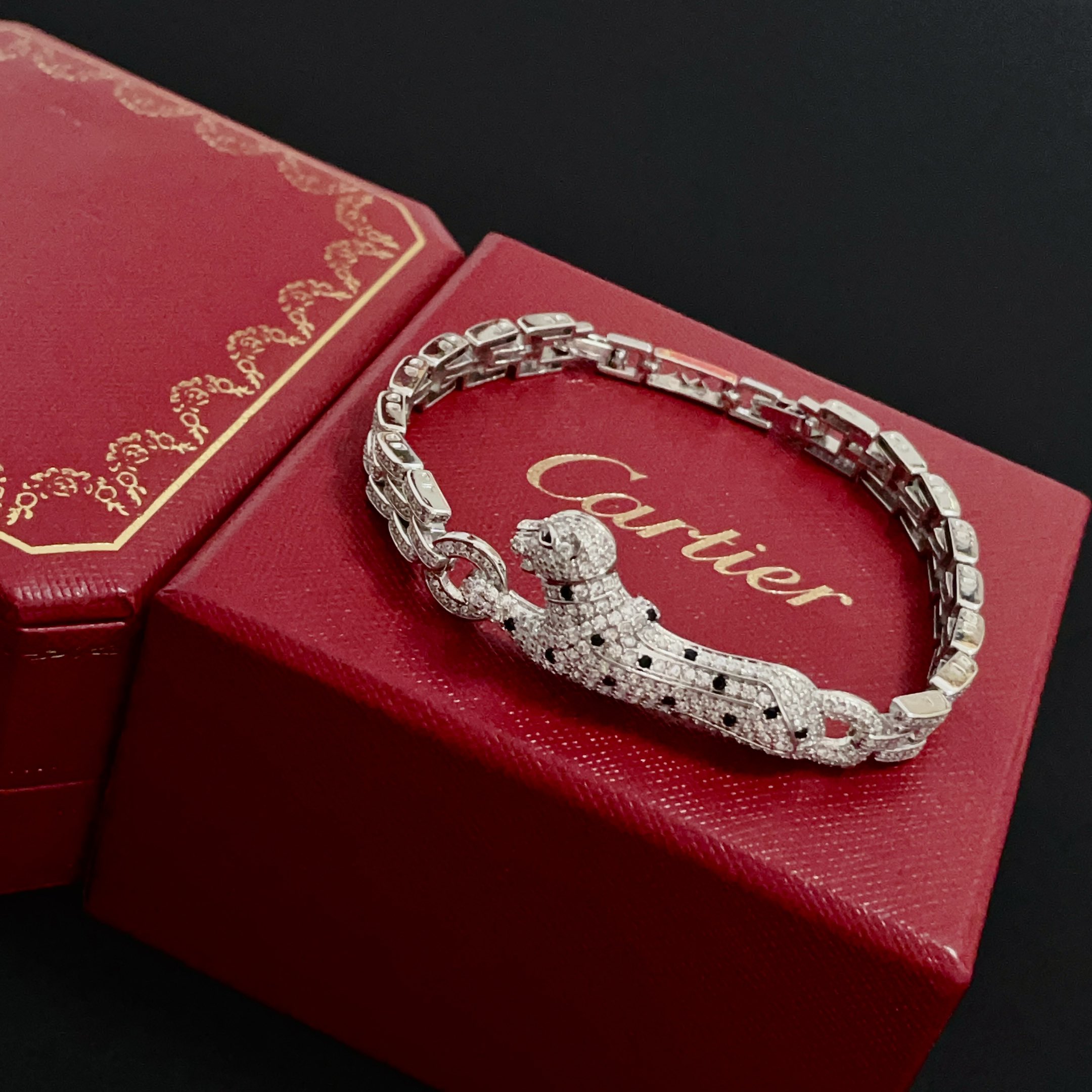 NO:575470,Cartier diamond-encrusted cheetah bracelet, high-end customized version, diamond-encrusted craftsmanship, V-gold material, classic and fashionable style, using sharp lines to reconstruct the aesthetics of love!  Breaking the rules, the diamond-encrusted design actually achieves the ceiling of high-end sense - no need for flashy accumulation, love should be as pure as ever. Cartier is loved by many celebrities and Internet celebrities. The Leopard series bracelet is absolutely an eternal classic, and it is not limited to men and women, and there is no age limit!  Wear it and you will be the center of attention!  , jewelry boutique,cartier,bracelet,bracelet19860909卡地亚镶钻猎豹手链 高端定制版本 镶嵌钻工艺 V金材质 经典而时尚风格 用凌厉线条重构爱情美学！打破常规,镶嵌钻设计反而成就高级感天花板——无需浮华堆砌,爱本应纯粹如初 卡地亚受众多明星网红的爱戴 豹子系列手镯 绝对是永恒经典 而且男女不限 年龄不限 ！戴上它你就是焦点！,饰品精品,cartier,bracelet,bracelet,Jewelry
