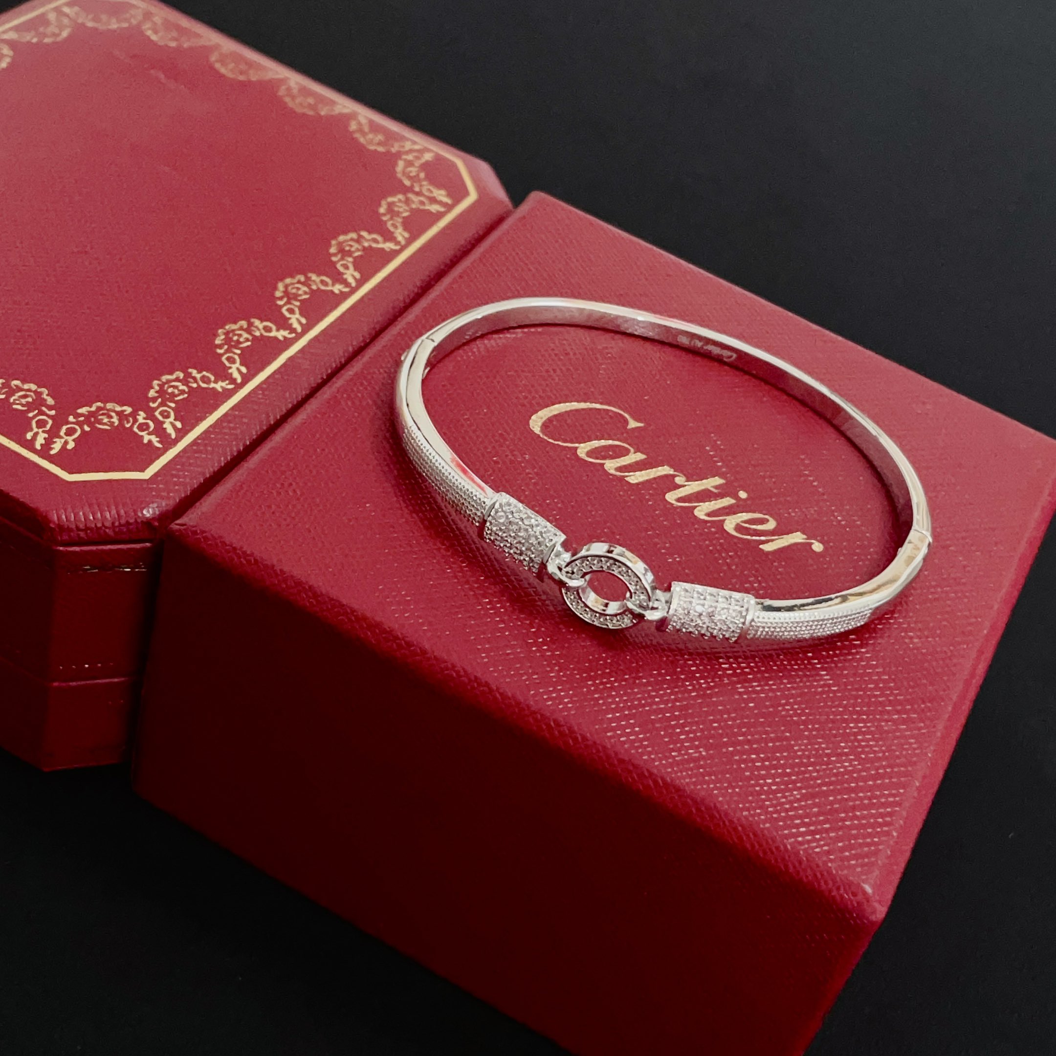 NO:582619,Cartier diamond-encrusted bracelet, high-end customized version, diamond-encrusted craftsmanship, V gold material, classic and fashionable style, reconstruct the aesthetics of love with sharp lines!  Breaking the rules, the diamond-encrusted design actually achieves the ceiling of high-end sense - no need for flashy accumulation, love should be as pure as ever. Cartier is loved by many celebrities and Internet celebrities. The Leopard series bracelet is absolutely an eternal classic, and it is not limited to men and women, and there is no age limit!  Wear it and you will be the center of attention!  , jewelry boutique, cartier, bracelet19860909卡地亚镶钻手镯 高端定制版本 镶嵌钻工艺 V金材质 经典而时尚风格 用凌厉线条重构爱情美学！打破常规,镶嵌钻设计反而成就高级感天花板——无需浮华堆砌,爱本应纯粹如初 卡地亚受众多明星网红的爱戴 豹子系列手镯 绝对是永恒经典 而且男女不限 年龄不限 ！戴上它你就是焦点！,饰品精品,cartier,bracelet,Jewelry