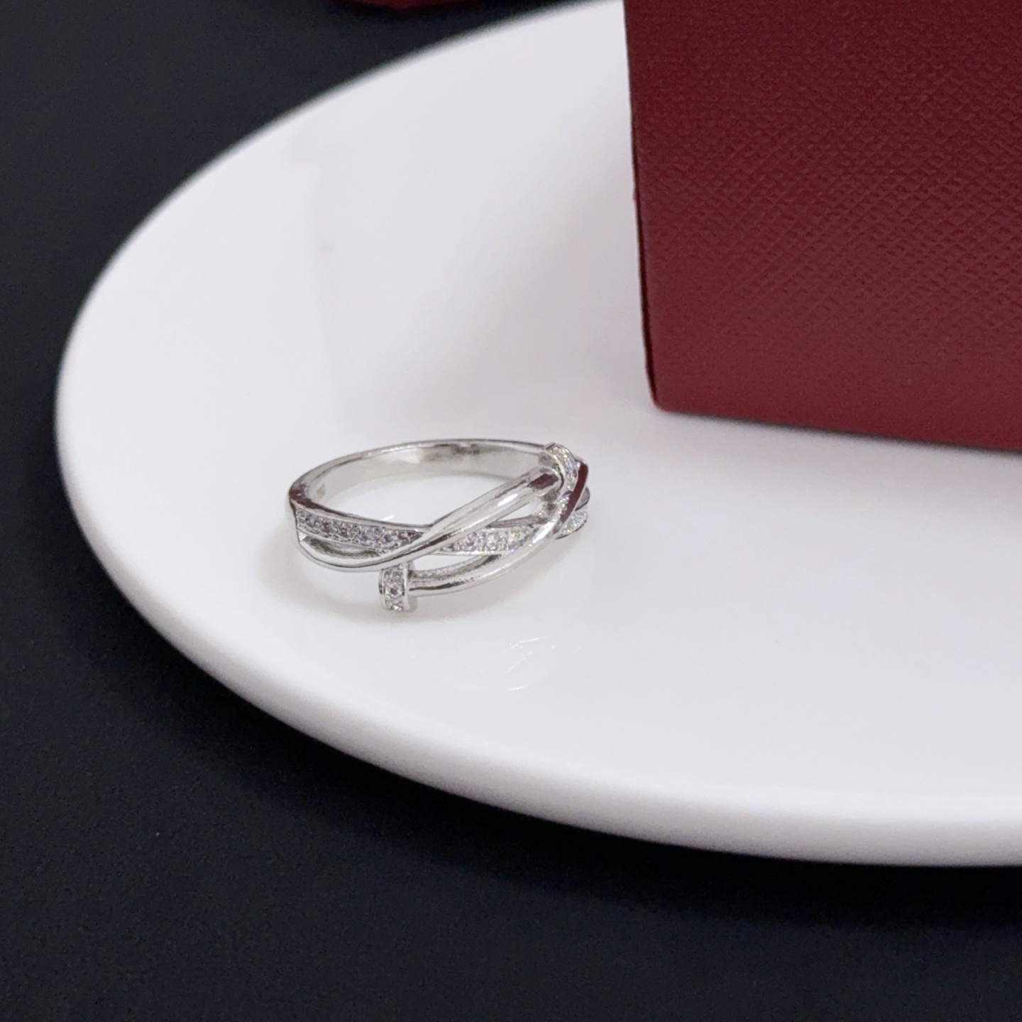 NO:575472,Cartier diamond-set ring, high-end customized version, diamond-set technology, V gold material, classic and fashionable style, using sharp lines to reconstruct the aesthetics of love!  Breaking the rules, the diamond-encrusted design actually achieves the ceiling of high-end sense - no need for flashy accumulation, love should be as pure as ever. Cartier is loved by many celebrities and Internet celebrities. The Leopard series bracelet is absolutely an eternal classic, and it is not limited to men and women, and there is no age limit!  Wear it and you will be the center of attention!  , jewelry boutique, cartier, ring, bracelet19860909卡地亚镶钻戒指 高端定制版本 镶嵌钻工艺 V金材质 经典而时尚风格 用凌厉线条重构爱情美学！打破常规,镶嵌钻设计反而成就高级感天花板——无需浮华堆砌,爱本应纯粹如初 卡地亚受众多明星网红的爱戴 豹子系列手镯 绝对是永恒经典 而且男女不限 年龄不限 ！戴上它你就是焦点！,饰品精品,cartier,ring,bracelet,Jewelry