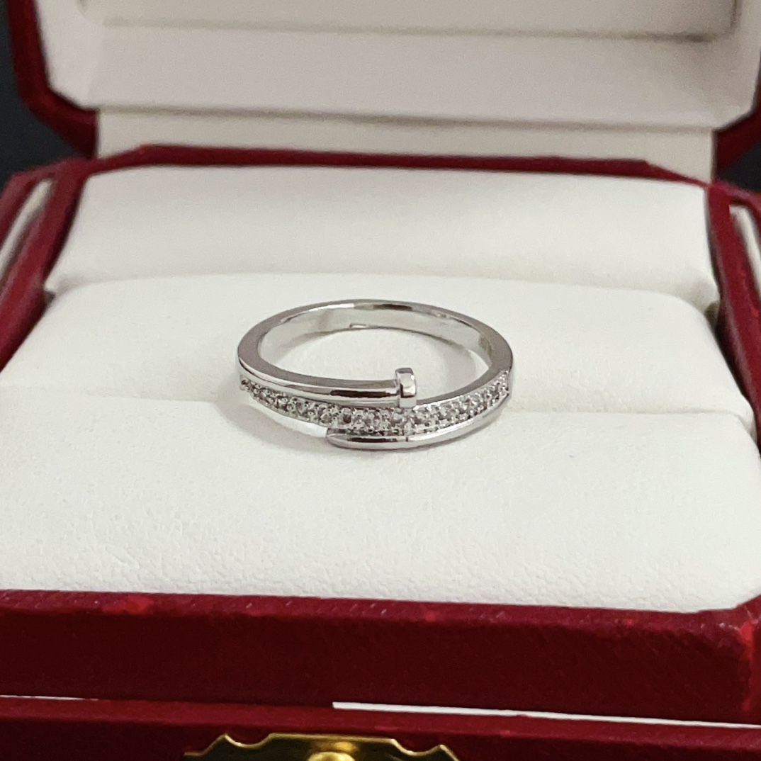 NO:575474,Cartier diamond-set ring, high-end customized version, diamond-set technology, V gold material, classic and fashionable style, using sharp lines to reconstruct the aesthetics of love!  Breaking the rules, the diamond-encrusted design actually achieves the ceiling of high-end sense - no need for flashy accumulation, love should be as pure as ever. Cartier is loved by many celebrities and Internet celebrities. The Leopard series bracelet is absolutely an eternal classic, and it is not limited to men and women, and there is no age limit!  Wear it and you will be the center of attention!  , jewelry boutique, cartier, ring, bracelet19860909卡地亚镶钻戒指 高端定制版本 镶嵌钻工艺 V金材质 经典而时尚风格 用凌厉线条重构爱情美学！打破常规,镶嵌钻设计反而成就高级感天花板——无需浮华堆砌,爱本应纯粹如初 卡地亚受众多明星网红的爱戴 豹子系列手镯 绝对是永恒经典 而且男女不限 年龄不限 ！戴上它你就是焦点！,饰品精品,cartier,ring,bracelet,Jewelry