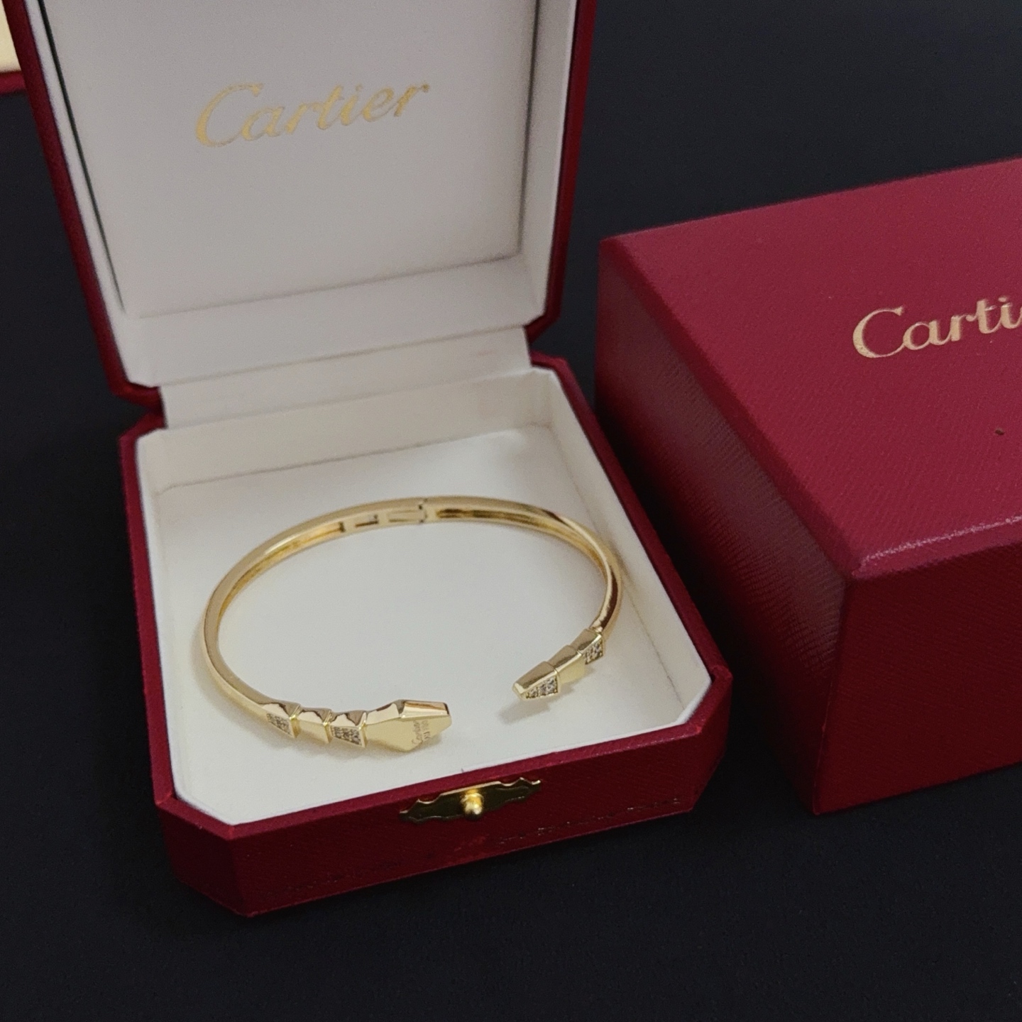 NO:582614,Cartier diamond-encrusted bracelet, high-end customized version, diamond-encrusted craftsmanship, V gold material, classic and fashionable style, reconstruct the aesthetics of love with sharp lines!  Breaking the rules, the diamond-encrusted design actually achieves the ceiling of high-end sense - no need for flashy accumulation, love should be as pure as ever. Cartier is loved by many celebrities and Internet celebrities. The Leopard series bracelet is absolutely an eternal classic, and it is not limited to men and women, and there is no age limit!  Wear it and you will be the center of attention!  , jewelry boutique, cartier, bracelet19860909卡地亚镶钻手镯 高端定制版本 镶嵌钻工艺 V金材质 经典而时尚风格 用凌厉线条重构爱情美学！打破常规,镶嵌钻设计反而成就高级感天花板——无需浮华堆砌,爱本应纯粹如初 卡地亚受众多明星网红的爱戴 豹子系列手镯 绝对是永恒经典 而且男女不限 年龄不限 ！戴上它你就是焦点！,饰品精品,cartier,bracelet,Jewelry