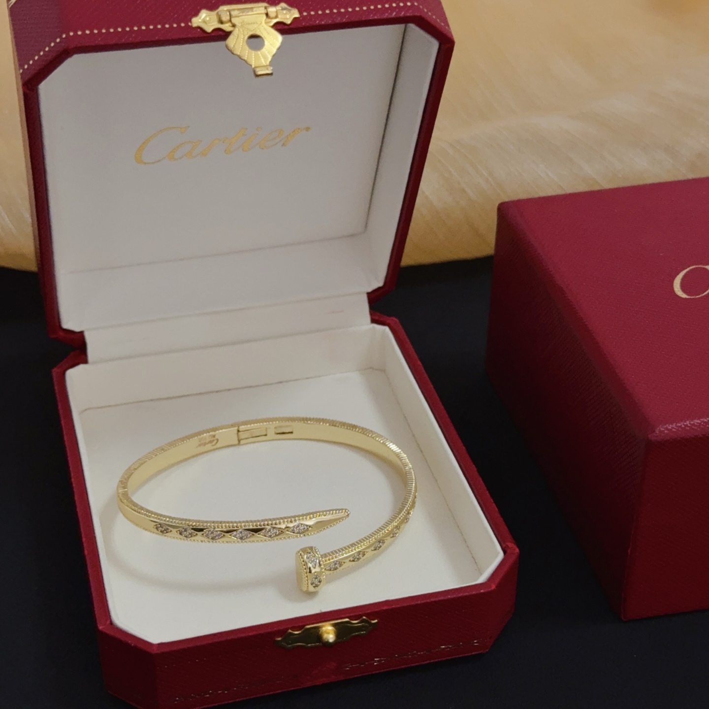 NO:575476,Cartier diamond-encrusted bracelet, high-end customized version, diamond-encrusted craftsmanship, V gold material, classic and fashionable style, reconstruct the aesthetics of love with sharp lines!  Breaking the rules, the diamond-encrusted design actually achieves the ceiling of high-end sense - no need for flashy accumulation, love should be as pure as ever. Cartier is loved by many celebrities and Internet celebrities. The Leopard series bracelet is absolutely an eternal classic, and it is not limited to men and women, and there is no age limit!  Wear it and you will be the center of attention!  , jewelry boutique, cartier, bracelet19860909卡地亚镶钻手镯 高端定制版本 镶嵌钻工艺 V金材质 经典而时尚风格 用凌厉线条重构爱情美学！打破常规,镶嵌钻设计反而成就高级感天花板——无需浮华堆砌,爱本应纯粹如初 卡地亚受众多明星网红的爱戴 豹子系列手镯 绝对是永恒经典 而且男女不限 年龄不限 ！戴上它你就是焦点！,饰品精品,cartier,bracelet,Jewelry