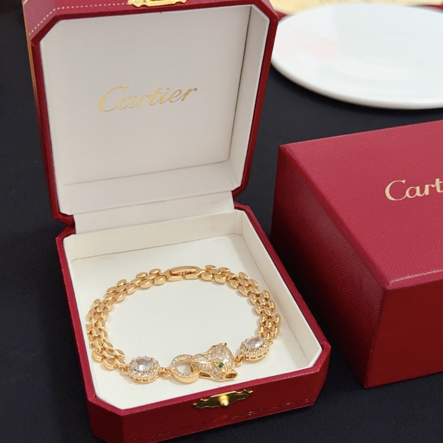 NO:582620,Cartier diamond-encrusted cheetah bracelet, high-end customized version, diamond-encrusted craftsmanship, V-gold material, classic and fashionable style, using sharp lines to reconstruct the aesthetics of love!  Breaking the rules, the diamond-encrusted design actually achieves the ceiling of high-end sense - no need for flashy accumulation, love should be as pure as ever. Cartier is loved by many celebrities and Internet celebrities. The Leopard series bracelet is absolutely an eternal classic, and it is not limited to men and women, and there is no age limit!  Wear it and you will be the center of attention!  , jewelry boutique,cartier,bracelet,bracelet19860909卡地亚镶钻猎豹手链 高端定制版本 镶嵌钻工艺 V金材质 经典而时尚风格 用凌厉线条重构爱情美学！打破常规,镶嵌钻设计反而成就高级感天花板——无需浮华堆砌,爱本应纯粹如初 卡地亚受众多明星网红的爱戴 豹子系列手镯 绝对是永恒经典 而且男女不限 年龄不限 ！戴上它你就是焦点！,饰品精品,cartier,bracelet,bracelet,Jewelry