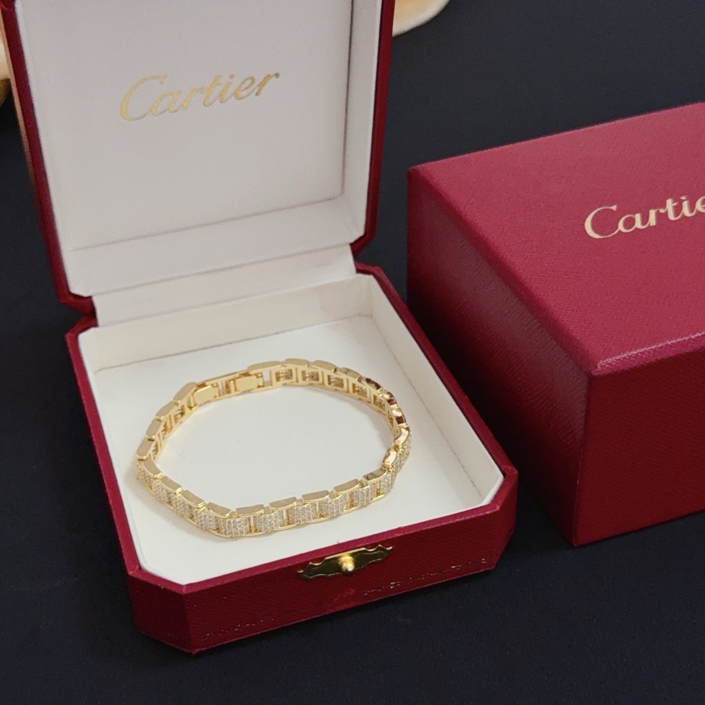 NO:582631,Cartier diamond-encrusted bracelet, high-end customized version, diamond-encrusted craftsmanship, V-gold material, classic and fashionable style, reconstructing the aesthetics of love with sharp lines!  Breaking the rules, the diamond-encrusted design actually achieves the ceiling of high-end sense - no need for flashy accumulation, love should be as pure as ever. Cartier is loved by many celebrities and Internet celebrities. The Leopard series bracelet is absolutely an eternal classic, and it is not limited to men and women, and there is no age limit!  Wear it and you will be the center of attention!  , jewelry boutique,cartier,bracelet,bracelet19860909卡地亚镶钻手链 高端定制版本 镶嵌钻工艺 V金材质 经典而时尚风格 用凌厉线条重构爱情美学！打破常规,镶嵌钻设计反而成就高级感天花板——无需浮华堆砌,爱本应纯粹如初 卡地亚受众多明星网红的爱戴 豹子系列手镯 绝对是永恒经典 而且男女不限 年龄不限 ！戴上它你就是焦点！,饰品精品,cartier,bracelet,bracelet,Jewelry