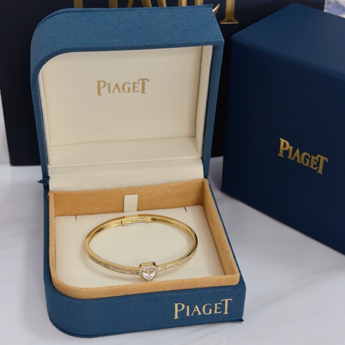 NO:582633,Piaget bracelet, high-end customized version, inlaid with diamonds, made of V gold material, showing luxury in every detail. The metal texture and texture complement each other, shining under the light, reflecting the luxury and elegance. Whether it is a business occasion or a sweet date, it can highlight the delicacy and elegance~ It is so beautiful to get it, it is definitely your dream bracelet., jewelry boutique, Piaget, bracelet19860909Piaget伯爵手镯, 高端定制版本 镶嵌钻工艺 ,V金材质 ,细节处尽显奢华.金属质感与纹理相互映衬,光线之下,熠熠生辉,体现了奢华与典雅的气质.无论是商务场合还是甜蜜约会都能凸显精致和优雅~上手都太美了,绝对是你的梦中情镯.,饰品精品,piaget,bracelet,Jewelry