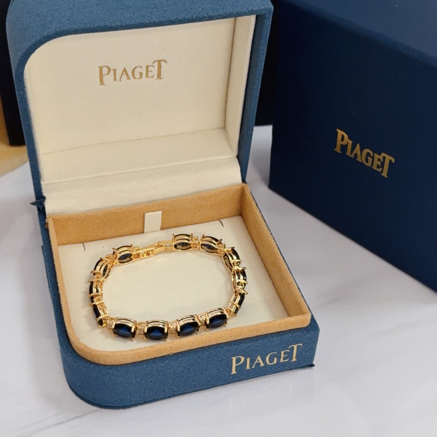 NO:582636,Piaget blue diamond bracelet, a high-end customized version, inlaid with diamonds, made of V gold material, showing luxury in every detail. The metal texture and texture complement each other, shining under the light, reflecting the luxury and elegance. Whether it is a business occasion or a sweet date, it can highlight the delicacy and elegance~ It is so beautiful to get it, it is definitely your dream bracelet., jewelry boutique, Piaget, bracelet19860909Piaget伯爵蓝钻手链 高端定制版本 镶嵌钻工艺 ,V金材质 ,细节处尽显奢华.金属质感与纹理相互映衬,光线之下,熠熠生辉,体现了奢华与典雅的气质.无论是商务场合还是甜蜜约会都能凸显精致和优雅~上手都太美了,绝对是你的梦中情镯.,饰品精品,piaget,bracelet,Jewelry