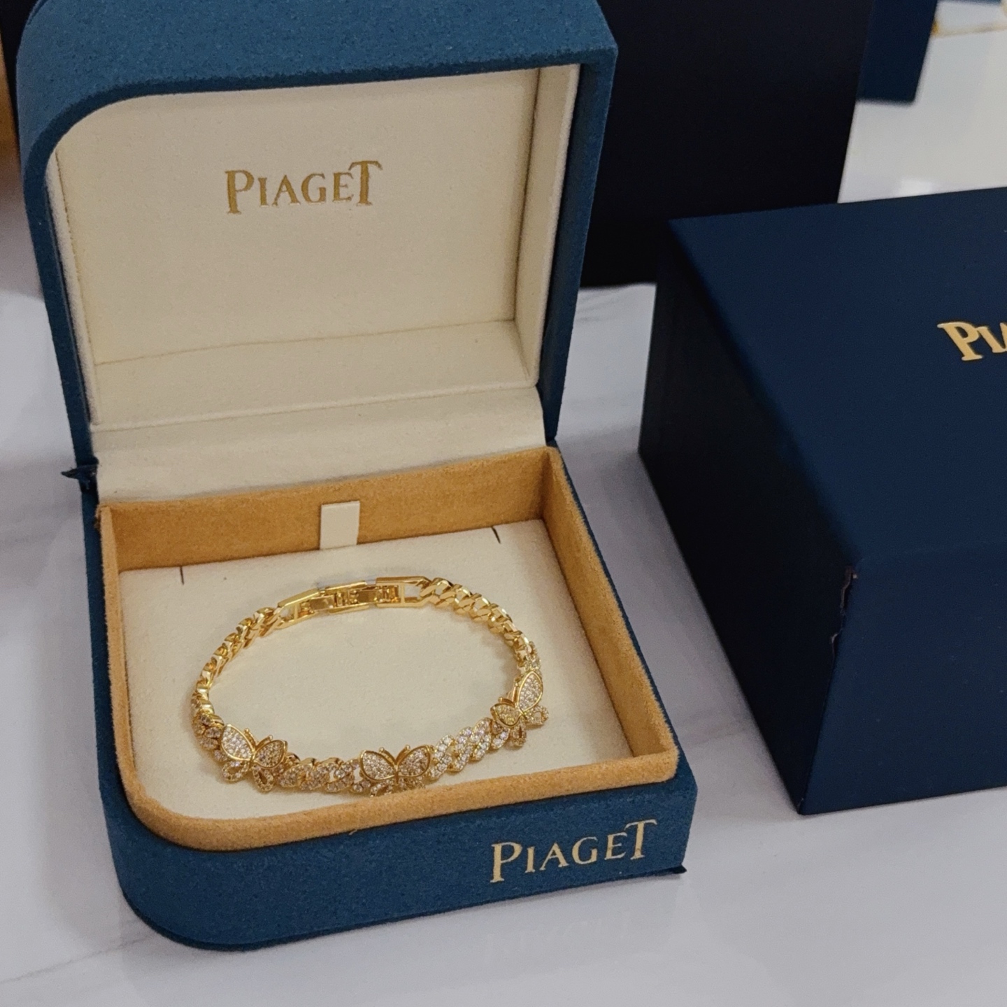 NO:582642,Piaget bracelet is a high-end customized version with diamond inlay technology and V-gold material. The details are full of luxury. The metal texture and texture complement each other and shine under the light, reflecting the luxury and elegance. Whether it is a business occasion or a sweet date, it can highlight the delicacy and elegance. It is so beautiful to get it. It is definitely your dream bracelet., jewelry boutique, Piaget, bracelet19860909Piaget伯爵手链 高端定制版本 镶嵌钻工艺 ,V金材质 ,细节处尽显奢华.金属质感与纹理相互映衬,光线之下,熠熠生辉,体现了奢华与典雅的气质.无论是商务场合还是甜蜜约会都能凸显精致和优雅~上手都太美了,绝对是你的梦中情镯.,饰品精品,piaget,bracelet,Jewelry