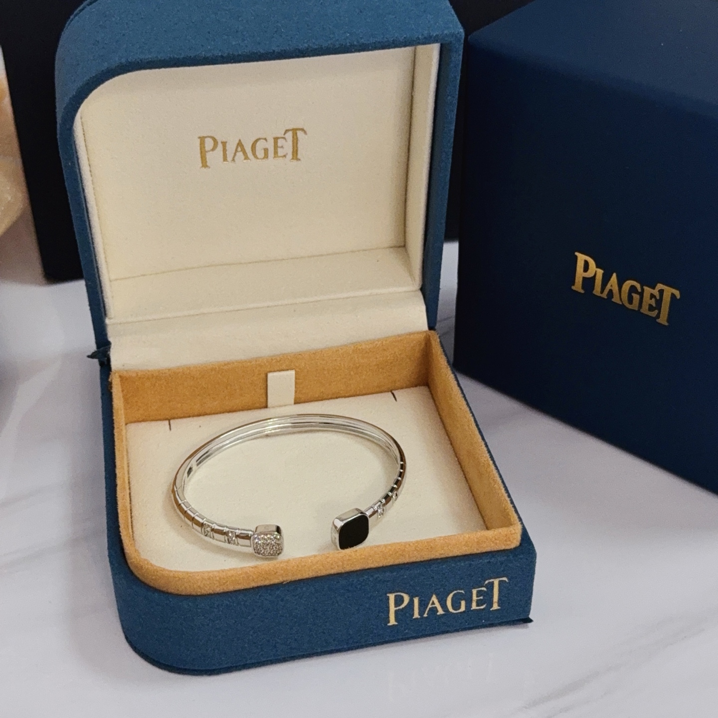 NO:582646,Piaget bracelet, high-end customized version, inlaid with diamonds, made of V gold material, showing luxury in every detail. The metal texture and texture complement each other, shining under the light, reflecting the luxury and elegance. Whether it is a business occasion or a sweet date, it can highlight the delicacy and elegance~ It is so beautiful to get it, it is definitely your dream bracelet., jewelry boutique, Piaget, bracelet19860909Piaget伯爵手镯, 高端定制版本 镶嵌钻工艺 ,V金材质 ,细节处尽显奢华.金属质感与纹理相互映衬,光线之下,熠熠生辉,体现了奢华与典雅的气质.无论是商务场合还是甜蜜约会都能凸显精致和优雅~上手都太美了,绝对是你的梦中情镯.,饰品精品,piaget,bracelet,Jewelry