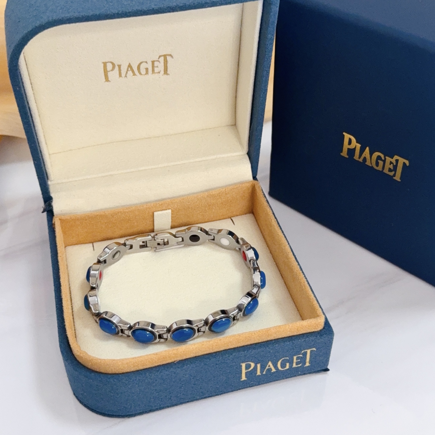 NO:582650,Piaget blue diamond bracelet, a high-end customized version, inlaid with diamonds, made of V gold material, showing luxury in every detail. The metal texture and texture complement each other, shining under the light, reflecting the luxury and elegance. Whether it is a business occasion or a sweet date, it can highlight the delicacy and elegance~ It is so beautiful to get it, it is definitely your dream bracelet., jewelry boutique, Piaget, bracelet19860909Piaget伯爵蓝钻手链 高端定制版本 镶嵌钻工艺 ,V金材质 ,细节处尽显奢华.金属质感与纹理相互映衬,光线之下,熠熠生辉,体现了奢华与典雅的气质.无论是商务场合还是甜蜜约会都能凸显精致和优雅~上手都太美了,绝对是你的梦中情镯.,饰品精品,piaget,bracelet,Jewelry