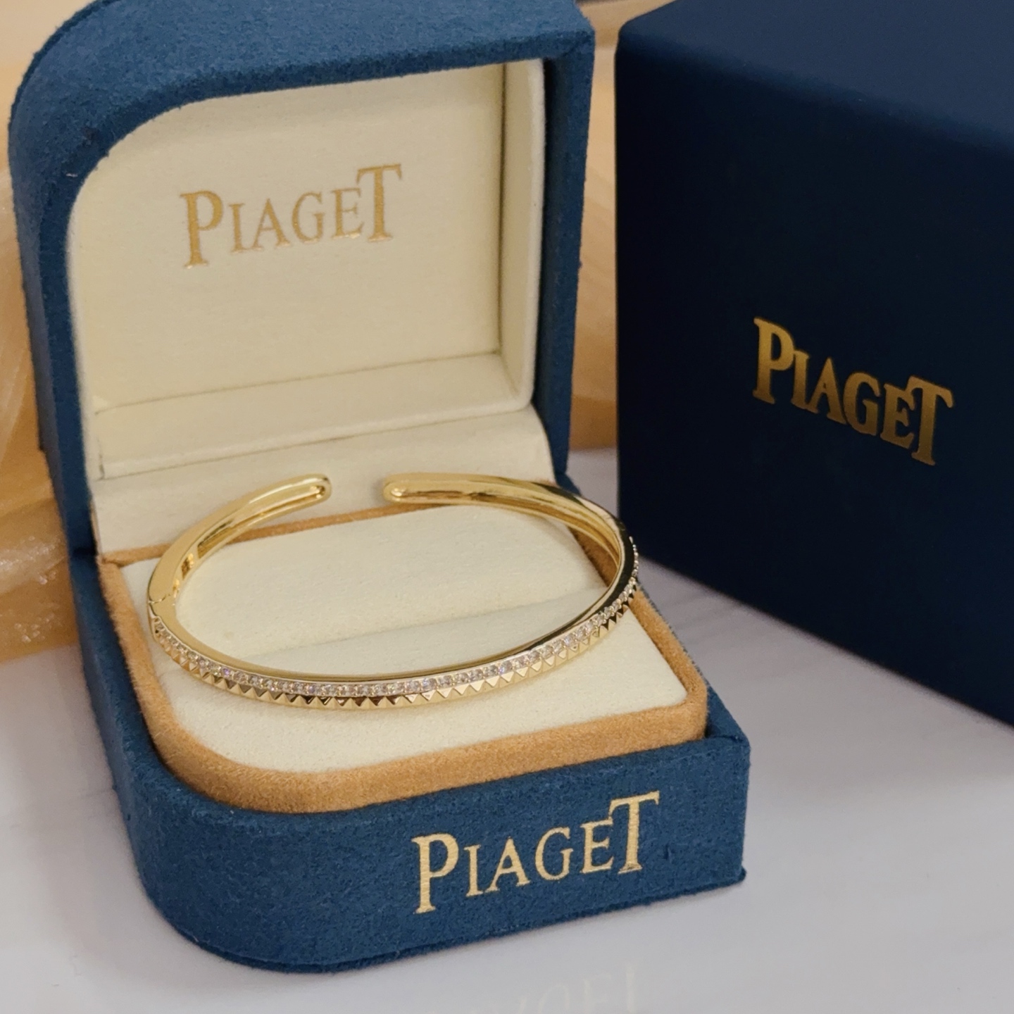 NO:582656,Piaget bracelet, high-end customized version, inlaid with diamonds, made of V gold material, showing luxury in every detail. The metal texture and texture complement each other, shining under the light, reflecting the luxury and elegance. Whether it is a business occasion or a sweet date, it can highlight the delicacy and elegance~ It is so beautiful to get it, it is definitely your dream bracelet., jewelry boutique, Piaget, bracelet19860909Piaget伯爵手镯, 高端定制版本 镶嵌钻工艺 ,V金材质 ,细节处尽显奢华.金属质感与纹理相互映衬,光线之下,熠熠生辉,体现了奢华与典雅的气质.无论是商务场合还是甜蜜约会都能凸显精致和优雅~上手都太美了,绝对是你的梦中情镯.,饰品精品,piaget,bracelet,Jewelry