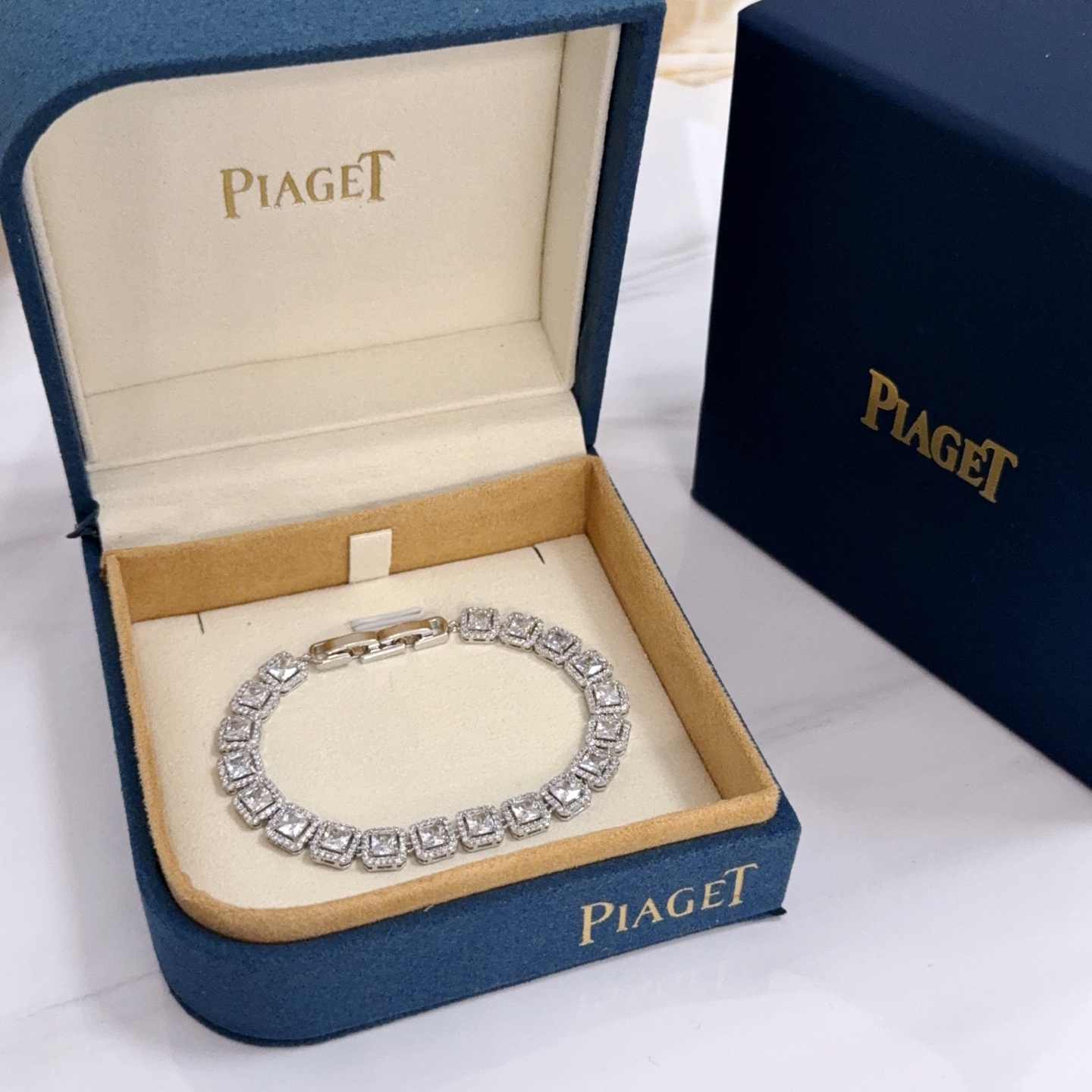 NO:582661,Piaget bracelet is a high-end customized version with diamond inlay technology and V-gold material. The details are full of luxury. The metal texture and texture complement each other and shine under the light, reflecting the luxury and elegance. Whether it is a business occasion or a sweet date, it can highlight the delicacy and elegance. It is so beautiful to get it. It is definitely your dream bracelet., jewelry boutique, Piaget, bracelet19860909Piaget伯爵手链 高端定制版本 镶嵌钻工艺 ,V金材质 ,细节处尽显奢华.金属质感与纹理相互映衬,光线之下,熠熠生辉,体现了奢华与典雅的气质.无论是商务场合还是甜蜜约会都能凸显精致和优雅~上手都太美了,绝对是你的梦中情镯.,饰品精品,piaget,bracelet,Jewelry