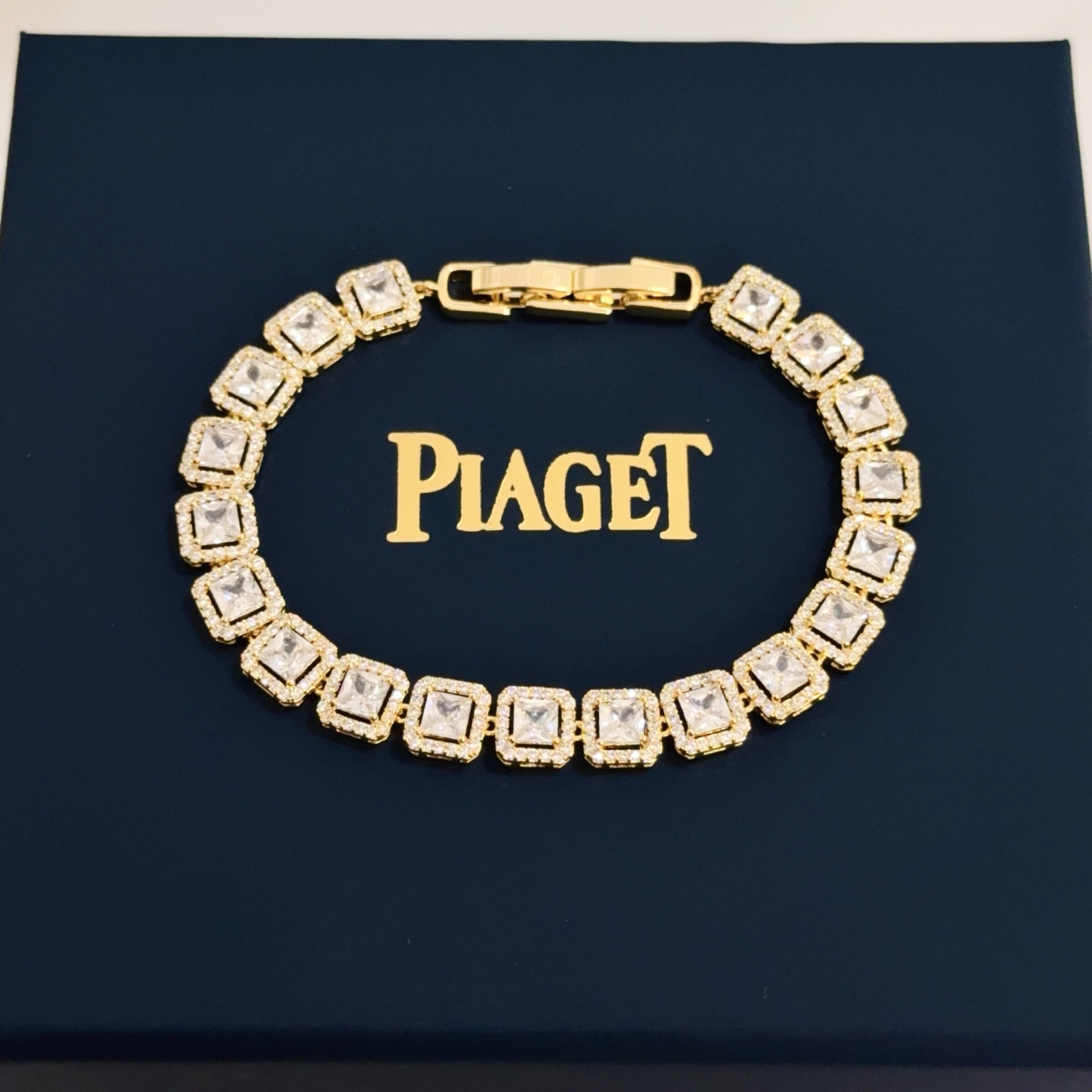 NO:582666,Piaget bracelet, high-end customized version, inlaid with diamonds, made of V gold material, showing luxury in every detail. The metal texture and texture complement each other, shining under the light, reflecting the luxury and elegance. Whether it is a business occasion or a sweet date, it can highlight the delicacy and elegance~ It is so beautiful to get it, it is definitely your dream bracelet., jewelry boutique, Piaget, bracelet19860909Piaget伯爵手链,高端定制版本 镶嵌钻工艺 ,V金材质 ,细节处尽显奢华.金属质感与纹理相互映衬,光线之下,熠熠生辉,体现了奢华与典雅的气质.无论是商务场合还是甜蜜约会都能凸显精致和优雅~上手都太美了,绝对是你的梦中情镯.,饰品精品,piaget,bracelet,Jewelry