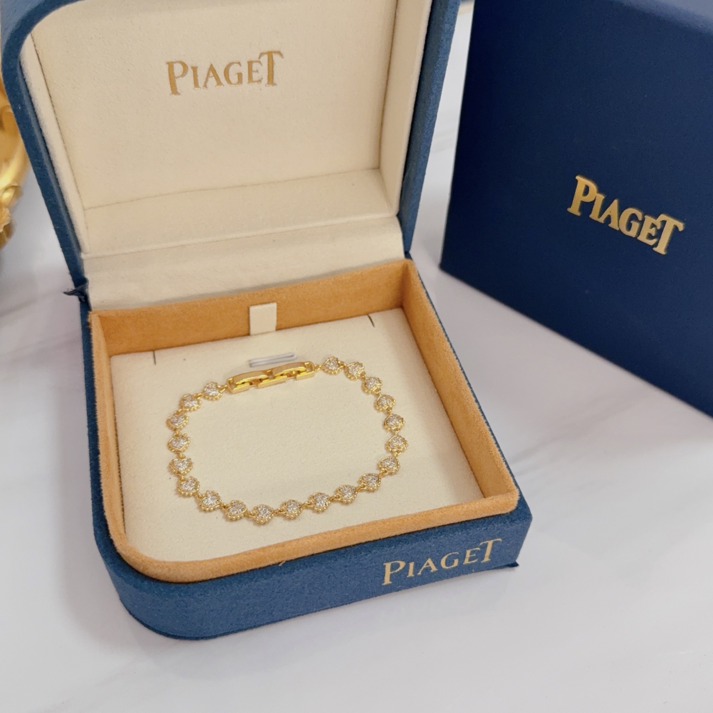 NO:582671,Piaget bracelet is a high-end customized version with diamond inlay technology and V-gold material. The details are full of luxury. The metal texture and texture complement each other and shine under the light, reflecting the luxury and elegance. Whether it is a business occasion or a sweet date, it can highlight the delicacy and elegance. It is so beautiful to get it. It is definitely your dream bracelet., jewelry boutique, Piaget, bracelet19860909Piaget伯爵手链 高端定制版本 镶嵌钻工艺 ,V金材质 ,细节处尽显奢华.金属质感与纹理相互映衬,光线之下,熠熠生辉,体现了奢华与典雅的气质.无论是商务场合还是甜蜜约会都能凸显精致和优雅~上手都太美了,绝对是你的梦中情镯.,饰品精品,piaget,bracelet,Jewelry