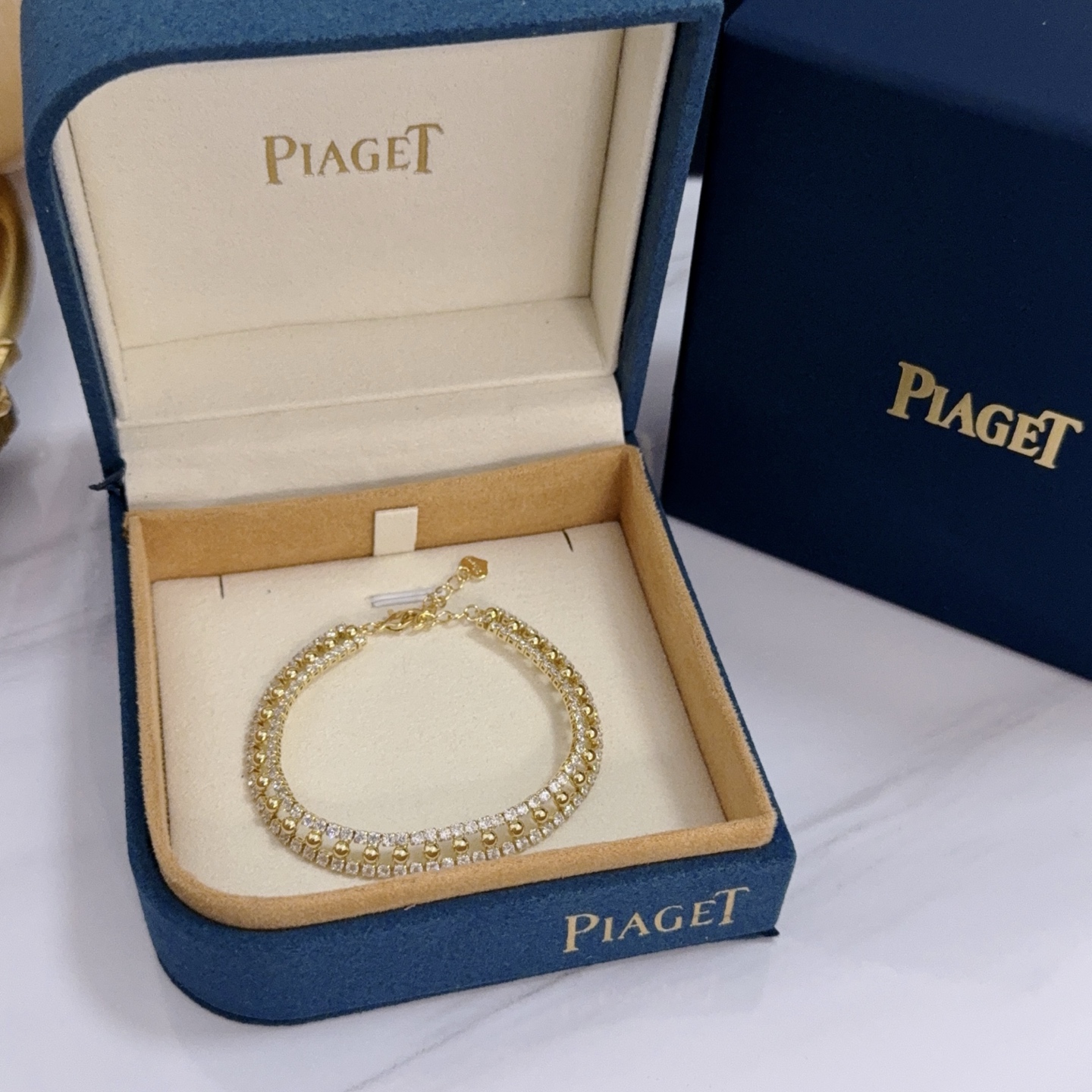 NO:582675,Piaget bracelet is a high-end customized version with diamond inlay technology and V-gold material. The details are full of luxury. The metal texture and texture complement each other and shine under the light, reflecting the luxury and elegance. Whether it is a business occasion or a sweet date, it can highlight the delicacy and elegance. It is so beautiful to get it. It is definitely your dream bracelet., jewelry boutique, Piaget, bracelet19860909Piaget伯爵手链 高端定制版本 镶嵌钻工艺 ,V金材质 ,细节处尽显奢华.金属质感与纹理相互映衬,光线之下,熠熠生辉,体现了奢华与典雅的气质.无论是商务场合还是甜蜜约会都能凸显精致和优雅~上手都太美了,绝对是你的梦中情镯.,饰品精品,piaget,bracelet,Jewelry