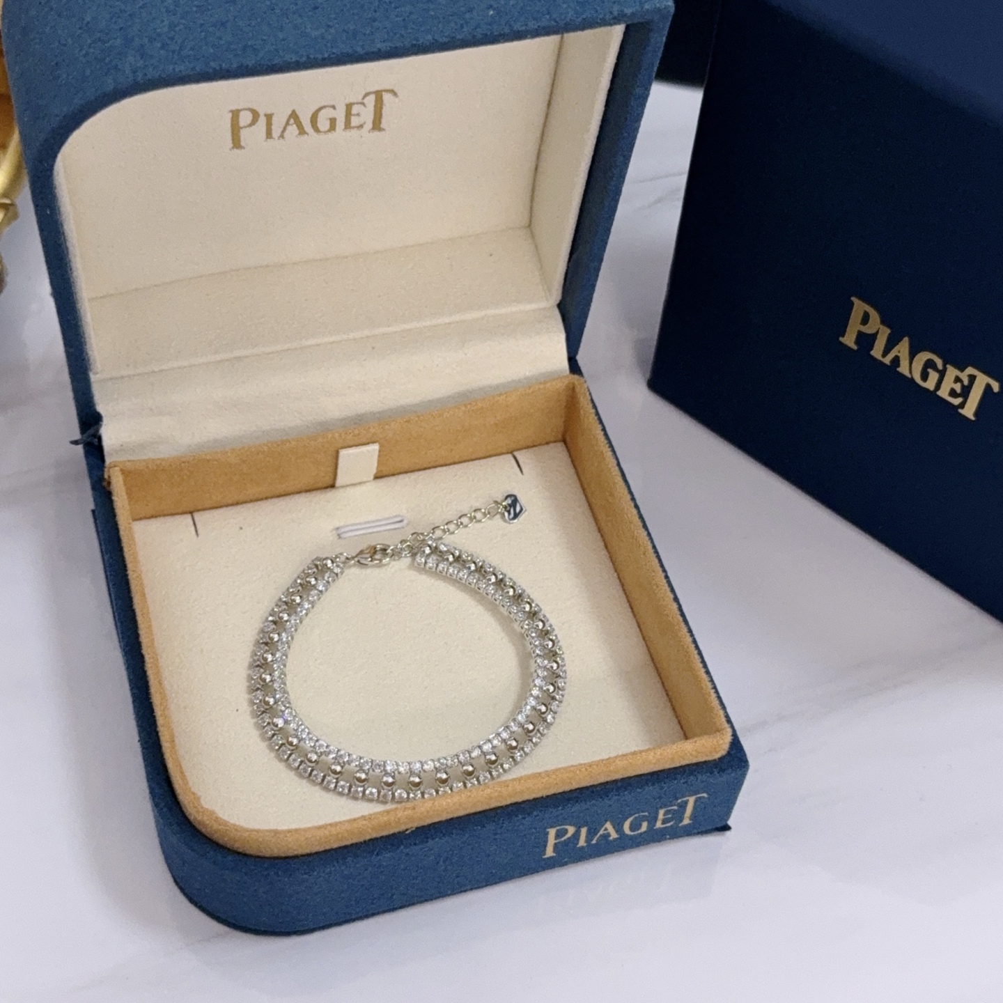 NO:582634,Piaget bracelet is a high-end customized version with diamond inlay technology and V-gold material. The details are full of luxury. The metal texture and texture complement each other and shine under the light, reflecting the luxury and elegance. Whether it is a business occasion or a sweet date, it can highlight the delicacy and elegance. It is so beautiful to get it. It is definitely your dream bracelet., jewelry boutique, Piaget, bracelet19860909Piaget伯爵手链 高端定制版本 镶嵌钻工艺 ,V金材质 ,细节处尽显奢华.金属质感与纹理相互映衬,光线之下,熠熠生辉,体现了奢华与典雅的气质.无论是商务场合还是甜蜜约会都能凸显精致和优雅~上手都太美了,绝对是你的梦中情镯.,饰品精品,piaget,bracelet,Jewelry