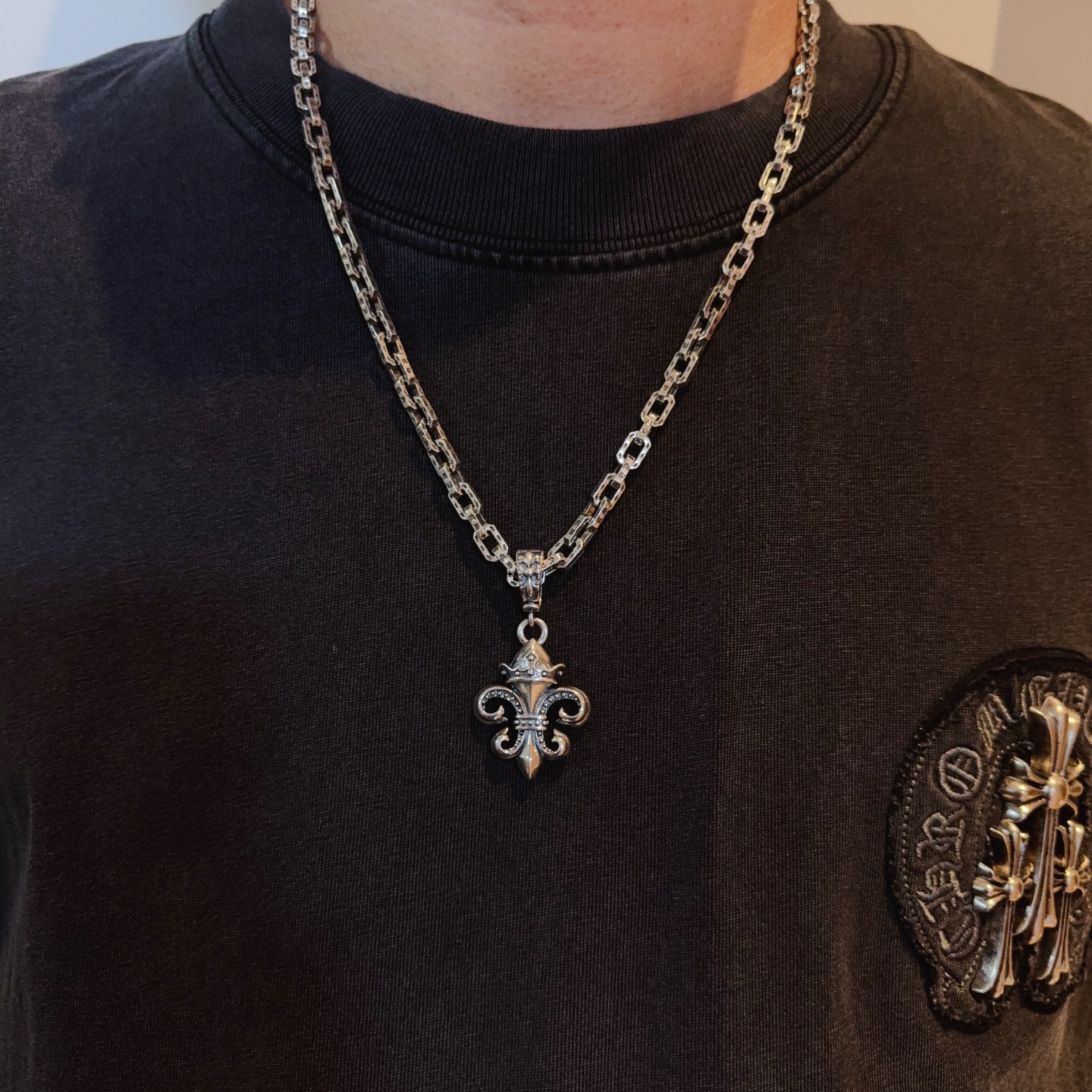 NO:582480,New [counter quality] Chrome Hearts Classic Necklace, Scout Flower Pendant, Concave and Concave Shapes, Different Pattern Design Styles, Presenting a Distinctive Cross, Scout Flower is the symbol of Chrome Hearts, so it is more durable. Genuine patterned Chrome Hearts distinguishes the ordinary light version in the market. Check the quality of the version. Look at the printing details, the degree of retro gray oxidation. Seiko version!  !  !  Purely handmade ~ Authentic open mold fashion essentials. Can be worn by both men and women. Same style for couples. Official website original. Rock punk Thai silver style. Retro elements. Trendy and versatile!  , jewelry boutique, chrome hearts, chrome hearts, necklace19860909新款【专柜品质】Chrome Hearts克罗心经典项链 童军花吊坠 凹凸造型不同的花纹设计风格 呈现出与众不同 十字架 童军花是克罗心的志 所以更经久不衰 正品打版Chrome Hearts克罗心 区别市场普通轻版 对版对标品质 看字印细节 复古做旧灰氧程度.精工版本！！！ 纯手工打造 ～正品开模潮流时尚必备 男女均可佩戴 情侣同款 官网原版 摇滚朋克泰银风格 复古元素 潮流百搭！,饰品精品,chrome hearts,chrome hearts,necklace,Jewelry