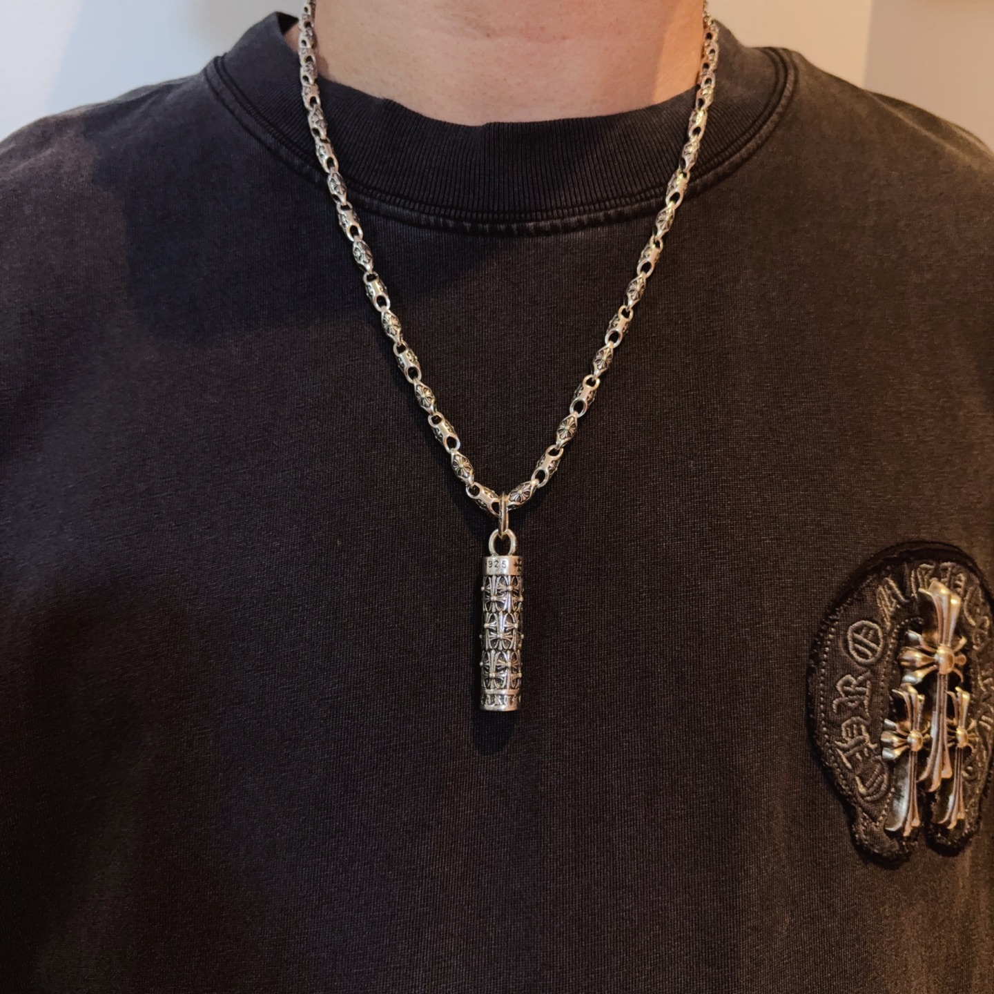 NO:575442,New [counter quality] Chrome Hearts classic cross necklace, T-frame cylindrical pendant, concave and convex shapes with different pattern design styles, showing a distinctive cross. The Scout flower is the symbol of Chrome Hearts, so it is more durable. Genuine pattern-printed Chrome Hearts distinguishes the ordinary light version in the market. Match the version and standard quality. Look at the printing details. The degree of retro gray oxidation. Seiko version!  !  !  Purely handmade ~ Authentic open mold fashion essentials. Can be worn by both men and women. Same style for couples. Official website original. Rock punk Thai silver style. Retro elements. Trendy and versatile!  , jewelry boutique, chrome hearts, chrome hearts, necklace19860909新款【专柜品质】Chrome Hearts克罗心经典十字架项链 丁字架圆柱吊坠 凹凸造型不同的花纹设计风格 呈现出与众不同 十字架 童军花是克罗心的志 所以更经久不衰 正品打版Chrome Hearts克罗心 区别市场普通轻版 对版对标品质 看字印细节 复古做旧灰氧程度.精工版本！！！ 纯手工打造 ～正品开模潮流时尚必备 男女均可佩戴 情侣同款 官网原版 摇滚朋克泰银风格 复古元素 潮流百搭！,饰品精品,chrome hearts,chrome hearts,necklace,Jewelry