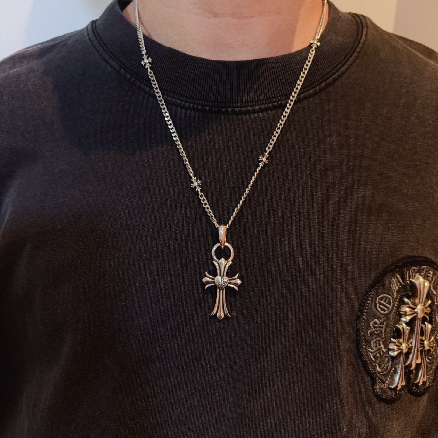 NO:582487,New [counter quality] Chrome Hearts classic cross necklace, peach heart cross pendant, different pattern design styles with concave and convex shapes, showing a distinctive cross. The Scout flower is the symbol of Chrome Hearts, so it is more durable. Genuine pattern-printed Chrome Hearts distinguishes the ordinary light version in the market. Check the quality of the version. Look at the printing details. The degree of retro gray oxidation. Seiko version!  !  !  Purely handmade ~ Authentic open mold fashion essentials. Can be worn by both men and women. Same style for couples. Official website original. Rock punk Thai silver style. Retro elements. Trendy and versatile!  , jewelry boutique, chrome hearts, chrome hearts, necklace19860909新款【专柜品质】Chrome Hearts克罗心经典十字架项链 桃心十字架吊坠 凹凸造型不同的花纹设计风格 呈现出与众不同 十字架 童军花是克罗心的志 所以更经久不衰 正品打版Chrome Hearts克罗心 区别市场普通轻版 对版对标品质 看字印细节 复古做旧灰氧程度.精工版本！！！ 纯手工打造 ～正品开模潮流时尚必备 男女均可佩戴 情侣同款 官网原版 摇滚朋克泰银风格 复古元素 潮流百搭！,饰品精品,chrome hearts,chrome hearts,necklace,Jewelry