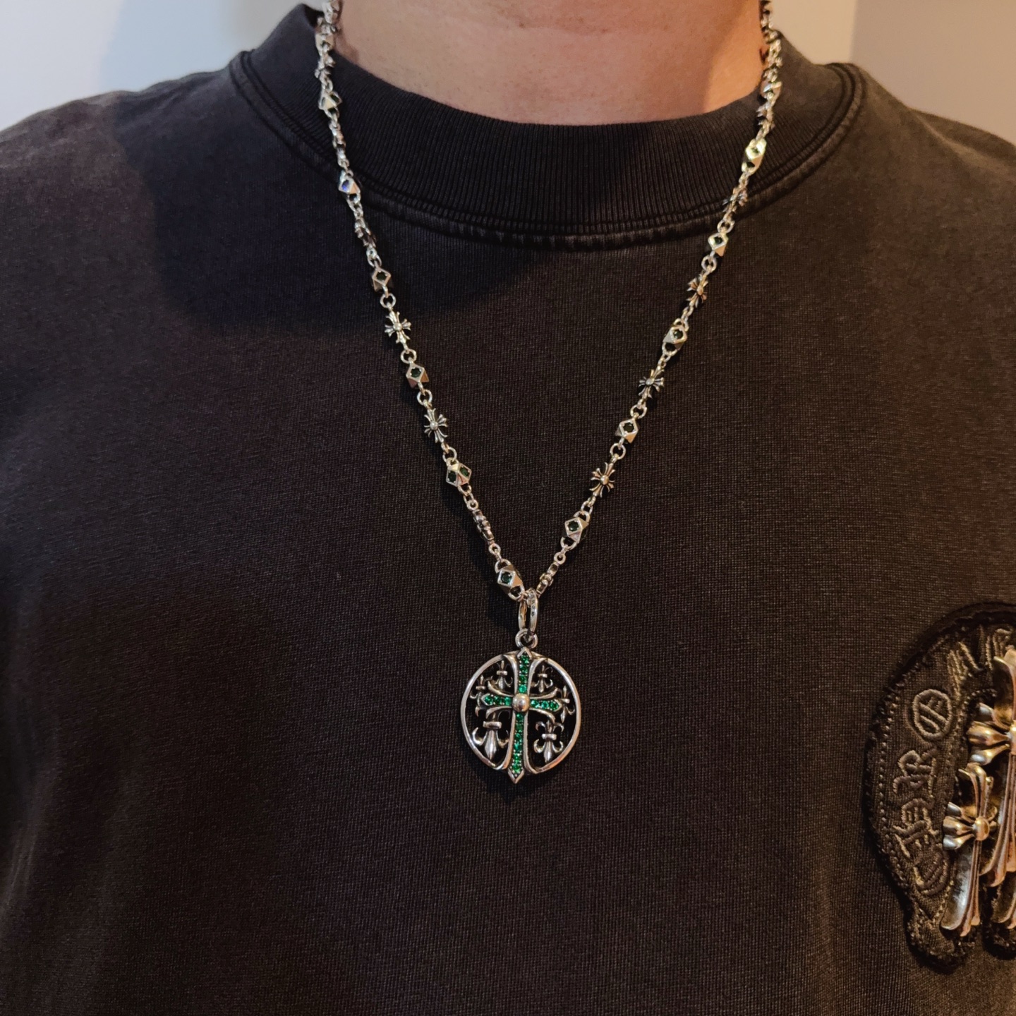 NO:582492,New [counter quality] Chrome Hearts Chrome Hearts green diamond cross flower necklace, round green diamond cross pendant, concave and convex shapes with different pattern design styles, showing a distinctive cross. The Scout flower is the symbol of Chrome Hearts, so it is more durable. Genuine pattern-printed Chrome Hearts Chrome Hearts distinguishes the ordinary light version in the market. Match the version and benchmark quality. Look at the printing details. The degree of retro ash oxidation. Seiko version!  !  !  Purely handmade ~ Authentic open mold fashion essentials. Can be worn by both men and women. Same style for couples. Official website original. Rock punk Thai silver style. Retro elements. Trendy and versatile!  , jewelry boutique, chrome hearts, chrome hearts, necklace19860909新款【专柜品质】Chrome Hearts克罗心绿钻十字花项链 圆牌绿钻十字架吊坠 凹凸造型不同的花纹设计风格 呈现出与众不同 十字架 童军花是克罗心的志 所以更经久不衰 正品打版Chrome Hearts克罗心 区别市场普通轻版 对版对标品质 看字印细节 复古做旧灰氧程度.精工版本！！！ 纯手工打造 ～正品开模潮流时尚必备 男女均可佩戴 情侣同款 官网原版 摇滚朋克泰银风格 复古元素 潮流百搭！,饰品精品,chrome hearts,chrome hearts,necklace,Jewelry