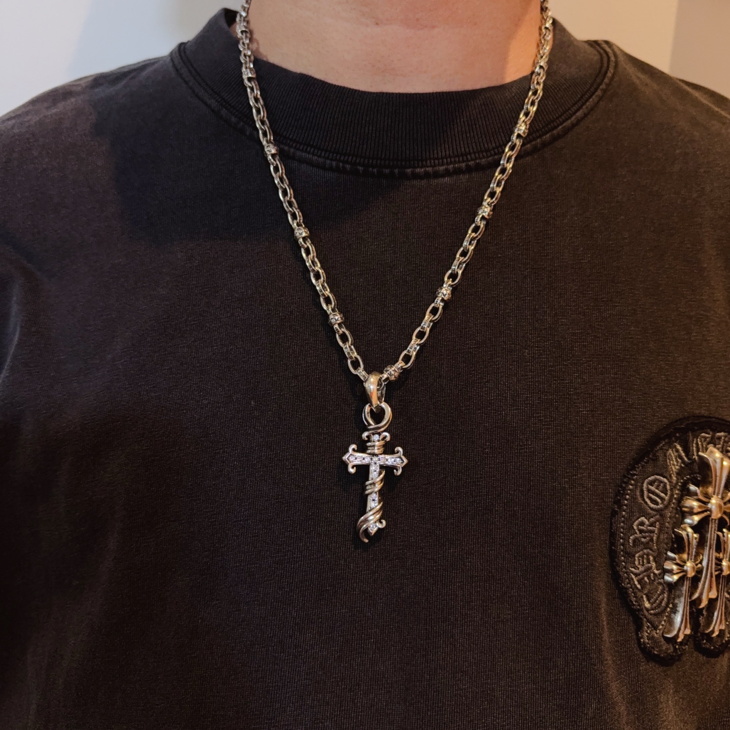 NO:582495,New [counter quality] Chrome Hearts classic cross flower ball necklace, full diamond cross pendant, concave and convex shapes with different pattern design styles, showing a distinctive cross. The Scout flower is the symbol of Chrome Hearts, so it is more durable. Genuine pattern-printed Chrome Hearts distinguishes the ordinary light version in the market. Match the version and standard quality. Look at the printing details. The degree of retro ash oxidation. Seiko version!  !  !  Purely handmade ~ Authentic open mold fashion essentials. Can be worn by both men and women. Same style for couples. Official website original. Rock punk Thai silver style. Retro elements. Trendy and versatile!  , jewelry boutique, chrome hearts, chrome hearts, necklace19860909新款【专柜品质】Chrome Hearts克罗心经典十字花球项链 满钻十字架吊坠 凹凸造型不同的花纹设计风格 呈现出与众不同 十字架 童军花是克罗心的志 所以更经久不衰 正品打版Chrome Hearts克罗心 区别市场普通轻版 对版对标品质 看字印细节 复古做旧灰氧程度.精工版本！！！ 纯手工打造 ～正品开模潮流时尚必备 男女均可佩戴 情侣同款 官网原版 摇滚朋克泰银风格 复古元素 潮流百搭！,饰品精品,chrome hearts,chrome hearts,necklace,Jewelry