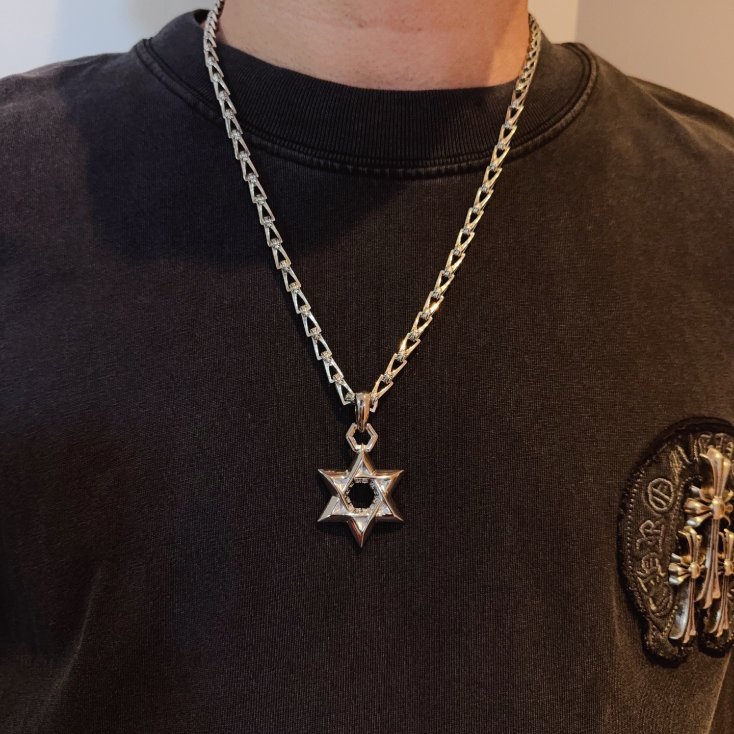 NO:582499,New [counter quality] Chrome Hearts classic cross flower necklace, six-pointed star pendant, concave and convex shapes with different pattern design styles, showing a distinctive cross. The Scout flower is the symbol of Chrome Hearts, so it is more durable. Genuine pattern-printed Chrome Hearts distinguishes the ordinary light version in the market. Match the version and standard quality. Look at the printing details. The degree of retro gray oxidation. Seiko version!  !  !  Purely handmade ~ Authentic open mold fashion essentials. Can be worn by both men and women. Same style for couples. Official website original. Rock punk Thai silver style. Retro elements. Trendy and versatile!  , jewelry boutique, chrome hearts, chrome hearts, necklace19860909新款【专柜品质】Chrome Hearts克罗心经典十字花项链 六芒星吊坠 凹凸造型不同的花纹设计风格 呈现出与众不同 十字架 童军花是克罗心的志 所以更经久不衰 正品打版Chrome Hearts克罗心 区别市场普通轻版 对版对标品质 看字印细节 复古做旧灰氧程度.精工版本！！！ 纯手工打造 ～正品开模潮流时尚必备 男女均可佩戴 情侣同款 官网原版 摇滚朋克泰银风格 复古元素 潮流百搭！,饰品精品,chrome hearts,chrome hearts,necklace,Jewelry