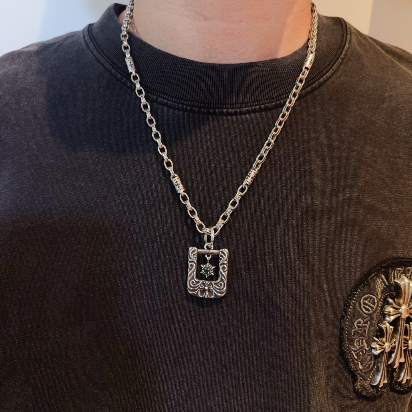 NO:582503,New [counter quality] Chrome Hearts classic cross necklace, shield green diamond cross pendant, concave and convex shapes with different pattern design styles, showing a distinctive cross. The Scout flower is the symbol of Chrome Hearts, so it is more durable. Genuine pattern-printed Chrome Hearts distinguishes the ordinary light version in the market. Match the standard quality. Look at the printing details. The degree of retro gray oxidation. Seiko version!  !  !  Purely handmade ~ Authentic open mold fashion essentials. Can be worn by both men and women. Same style for couples. Official website original. Rock punk Thai silver style. Retro elements. Trendy and versatile!  , jewelry boutique, chrome hearts, chrome hearts, necklace19860909新款【专柜品质】Chrome Hearts克罗心经典十字架项链 盾牌绿钻十字架吊坠 凹凸造型不同的花纹设计风格 呈现出与众不同 十字架 童军花是克罗心的志 所以更经久不衰 正品打版Chrome Hearts克罗心 区别市场普通轻版 对版对标品质 看字印细节 复古做旧灰氧程度.精工版本！！！ 纯手工打造 ～正品开模潮流时尚必备 男女均可佩戴 情侣同款 官网原版 摇滚朋克泰银风格 复古元素 潮流百搭！,饰品精品,chrome hearts,chrome hearts,necklace,Jewelry