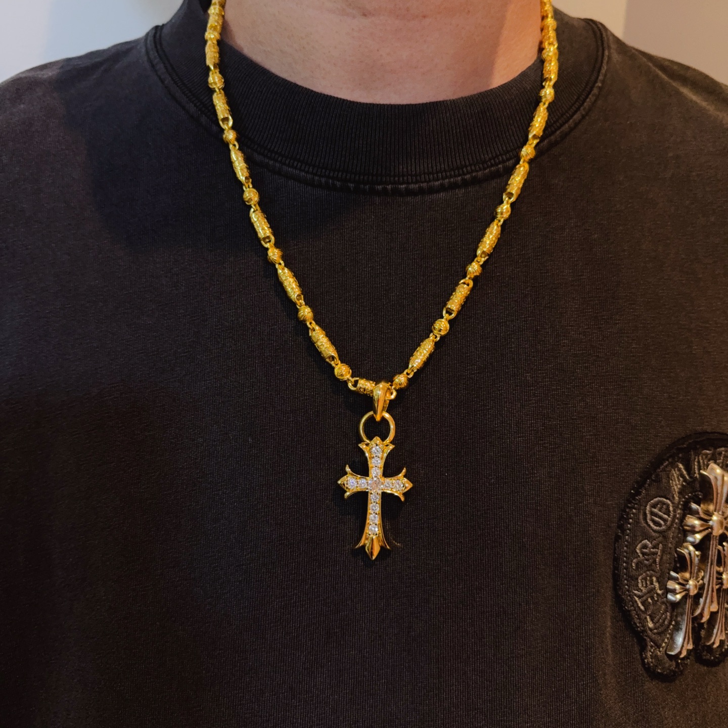 NO:582477,New [counter quality] Chrome Hearts gold classic cross flower ball necklace, cross pendant, concave and convex shapes with different pattern design styles, showing a distinctive cross. The Scout flower is the symbol of Chrome Hearts, so it is more durable. Genuine pattern-printed Chrome Hearts distinguishes the ordinary light version in the market. Match the version and standard quality. Look at the printing details. The degree of retro ash oxidation. Seiko version!  !  !  Purely handmade ~ Authentic open mold fashion essentials. Can be worn by both men and women. Same style for couples. Official website original. Rock punk Thai silver style. Retro elements. Trendy and versatile!  , jewelry boutique, chrome hearts, chrome hearts, necklace, gold19860909新款【专柜品质】Chrome Hearts克罗心黄金色经典十字花球项链 十字架吊坠 凹凸造型不同的花纹设计风格 呈现出与众不同 十字架 童军花是克罗心的志 所以更经久不衰 正品打版Chrome Hearts克罗心 区别市场普通轻版 对版对标品质 看字印细节 复古做旧灰氧程度.精工版本！！！ 纯手工打造 ～正品开模潮流时尚必备 男女均可佩戴 情侣同款 官网原版 摇滚朋克泰银风格 复古元素 潮流百搭！,饰品精品,chrome hearts,chrome hearts,necklace,gold,Jewelry