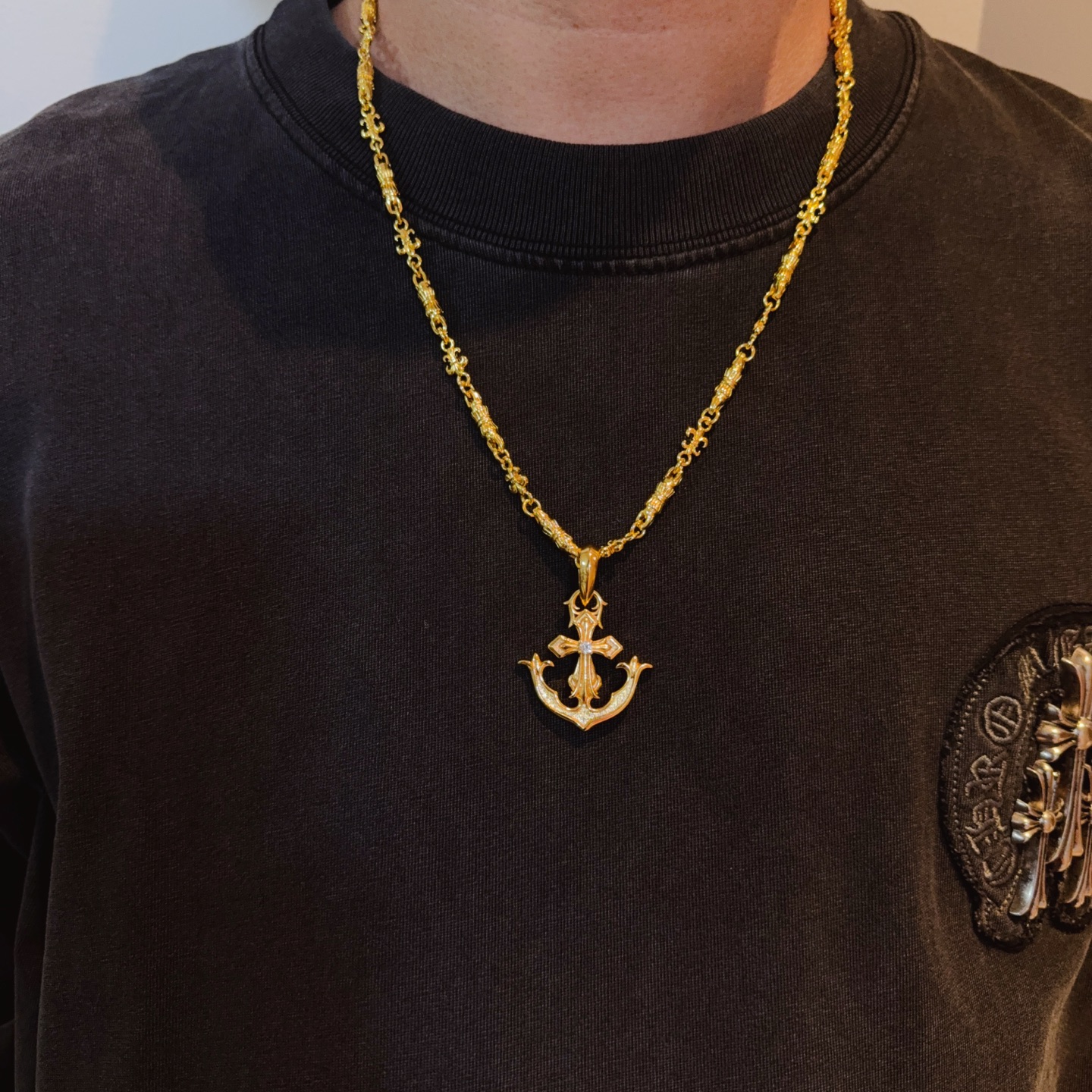 NO:582481,New [counter quality] Chrome Hearts classic bouquet necklace, shield cross pendant, different pattern design styles with concave and convex shapes, showing a distinctive cross. The Scout flower is the symbol of Chrome Hearts, so it is more durable. Genuine pattern-printed Chrome Hearts distinguishes the ordinary light version in the market. Match the standard quality. Look at the printing details. The degree of retro gray oxidation. Seiko version!  !  !  Purely handmade ~ Authentic open mold fashion essentials. Can be worn by both men and women. Same style for couples. Official website original. Rock punk Thai silver style. Retro elements. Trendy and versatile!  , jewelry boutique, chrome hearts, chrome hearts, necklace19860909新款【专柜品质】Chrome Hearts克罗心经典花球项链 盾牌十字架吊坠 凹凸造型不同的花纹设计风格 呈现出与众不同 十字架 童军花是克罗心的志 所以更经久不衰 正品打版Chrome Hearts克罗心 区别市场普通轻版 对版对标品质 看字印细节 复古做旧灰氧程度.精工版本！！！ 纯手工打造 ～正品开模潮流时尚必备 男女均可佩戴 情侣同款 官网原版 摇滚朋克泰银风格 复古元素 潮流百搭！,饰品精品,chrome hearts,chrome hearts,necklace,Jewelry