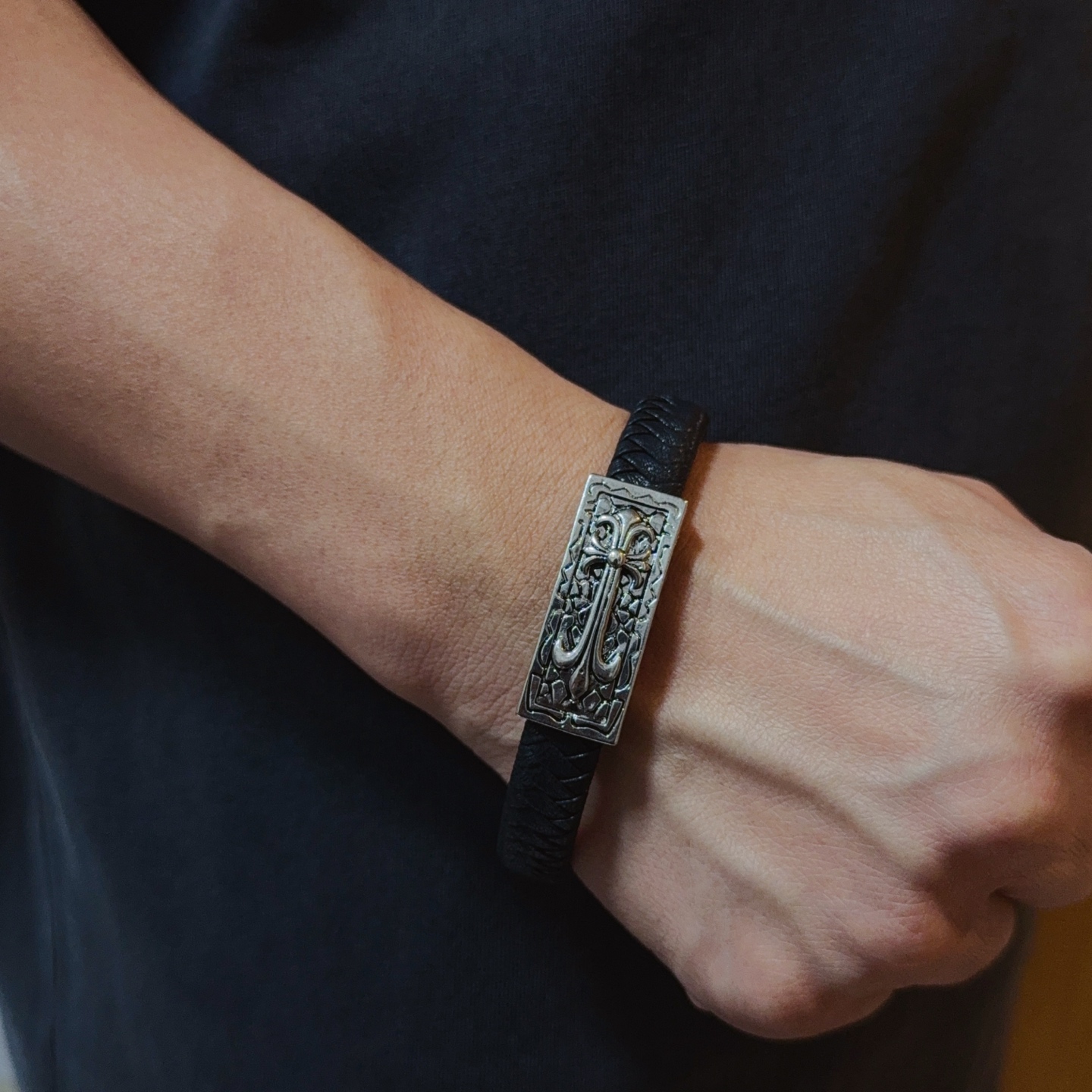 NO:582493,Chrome He@rts Chrome Heart Cross Leather Rope Bracelet, a must-have for fashion. Can be worn by both men and women. Same style for couples. Rock and punk Thai silver style. Retro elements. Trendy and versatile. Same style as the official website, boutique jewelry, chrome hearts, chrome hearts, bracelets.19860909Chrome He@rts 克罗心十字架皮绳手镯,潮流时尚必备 男女均可佩戴 情侣款同款 摇滚朋克泰银风格 复古元素 潮流百搭 官网同款,饰品精品,chrome hearts,chrome hearts,bracelet,Jewelry