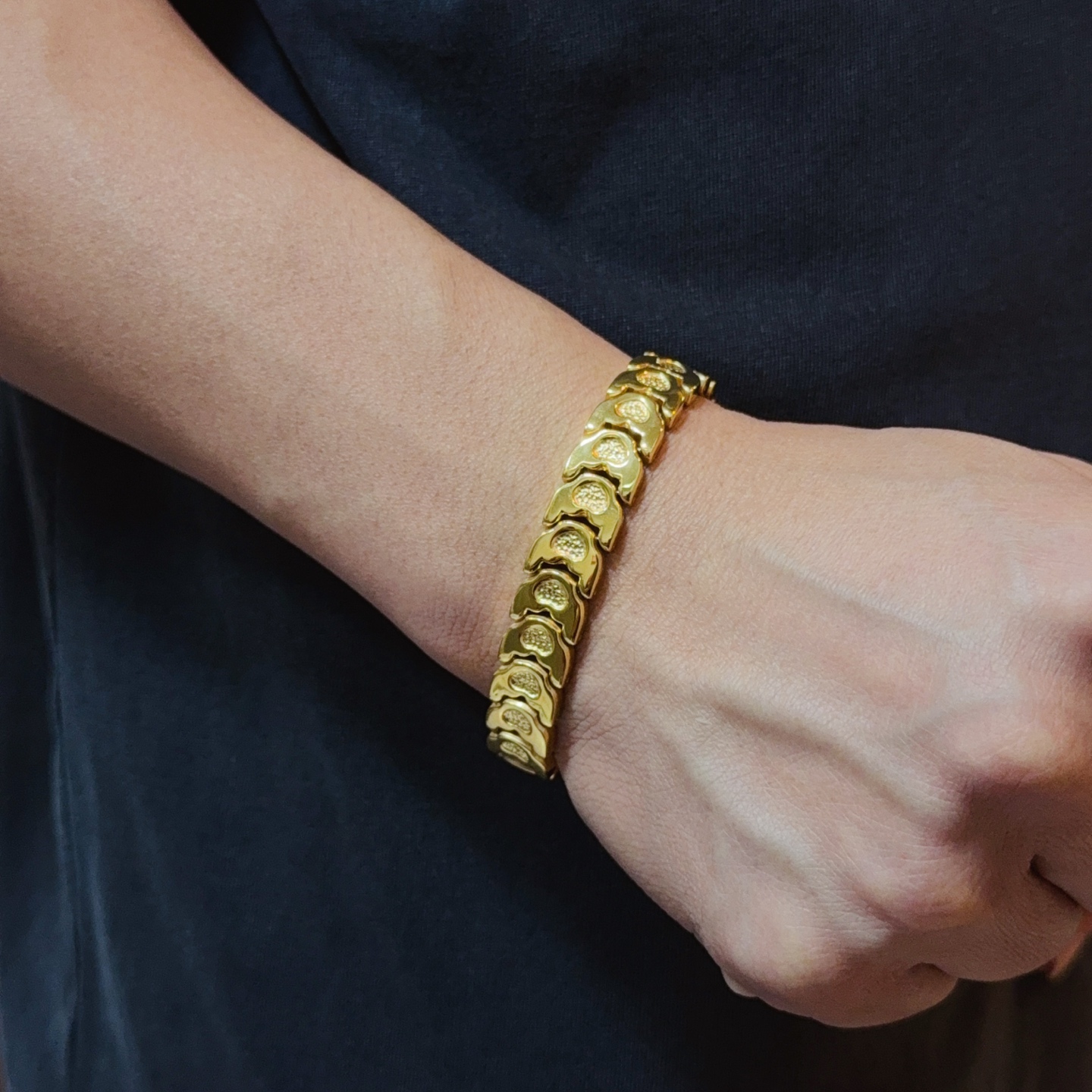 NO:582496,New [counter quality] Chrome Hearts classic retro Cuban bracelet, the original image has concave and convex shapes and different pattern design styles, showing a distinctive cross and the Scout flower is the symbol of Chrome Hearts, so it is more durable. Genuine pattern-printed Chrome Hearts distinguishes the ordinary light version in the market. Match the version and benchmark quality. Look at the printing details, the degree of retro gray oxidation. Seiko version!  !  !  Purely handmade ~ Authentic open mold fashion essentials. Can be worn by both men and women. Same style for couples. Official website original. Rock punk Thai silver style. Retro elements. Trendy and versatile!  , jewelry boutique, chrome hearts, chrome hearts, bracelet19860909新款【专柜品质】Chrome Hearts克罗心经典复古古巴手链,原图凹凸造型不同的花纹设计风格 呈现出与众不同 十字架 童军花是克罗心的志 所以更经久不衰 正品打版Chrome Hearts克罗心 区别市场普通轻版 对版对标品质 看字印细节 复古做旧灰氧程度.精工版本！！！ 纯手工打造 ～正品开模潮流时尚必备 男女均可佩戴 情侣同款 官网原版 摇滚朋克泰银风格 复古元素 潮流百搭！,饰品精品,chrome hearts,chrome hearts,bracelet,Jewelry