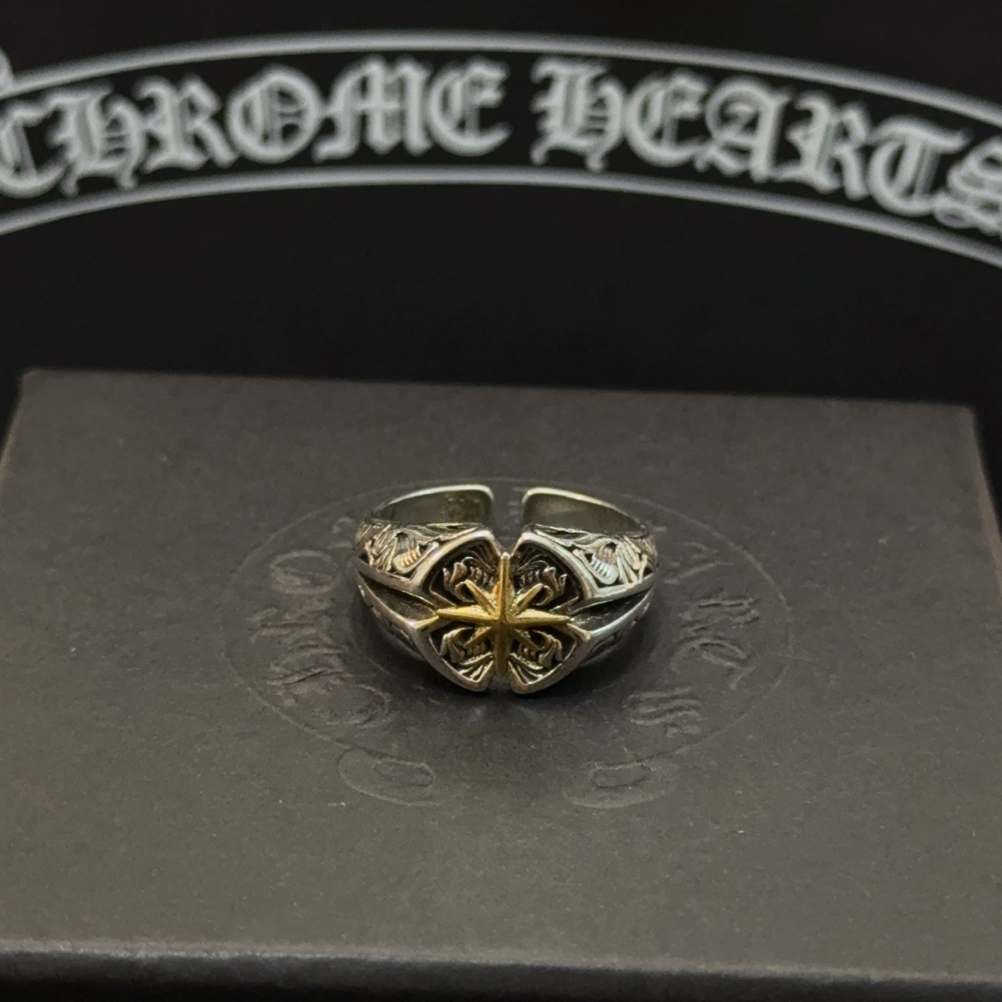 NO:582500,[Counter quality] Chrome Hearts classic retro cross ring. Different concave and convex shapes and different pattern design styles show a difference. The cross scout flower is the symbol of Chrome Hearts, so it is more durable. The genuine version of the Chrome Hearts Chrome Hearts necklace is different from the ordinary light version in the market. Check the version and benchmark quality. Look at the printing details. The degree of retro gray oxidation. Seiko version!  , jewelry boutique, chrome hearts, chrome hearts, necklace, ring19860909【专柜品质】Chrome Hearts克罗心经典复古十字架戒指 凹凸造型不同的花纹设计风格呈现出与众不同 十字架童军花是克罗心的标志 所以更经久不衰 正品打版Chrome Hearts克罗心项链区别市场普通轻版 对版对标品质 看字印细节 复古做旧灰氧程度.精工版本！,饰品精品,chrome hearts,chrome hearts,necklace,ring,Jewelry