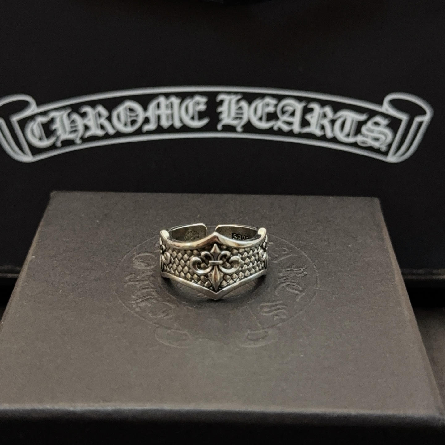 NO:575444,[Counter quality] Chrome Hearts Classic Retro Scout Flower Ring. The concave and convex shapes with different pattern design styles are distinctive. The cross Scout flower is the symbol of Chrome Hearts, so it is more durable. The genuine pattern-printed Chrome Hearts Chrome Hearts necklace is different from the ordinary light version in the market. Check the version and standard quality. Look at the printing details. The degree of retro gray oxidation. Seiko version!  , jewelry boutique, chrome hearts, chrome hearts, necklace, ring19860909【专柜品质】Chrome Hearts克罗心经典复古童军花戒指 凹凸造型不同的花纹设计风格呈现出与众不同 十字架童军花是克罗心的标志 所以更经久不衰 正品打版Chrome Hearts克罗心项链区别市场普通轻版 对版对标品质 看字印细节 复古做旧灰氧程度.精工版本！,饰品精品,chrome hearts,chrome hearts,necklace,ring,Jewelry