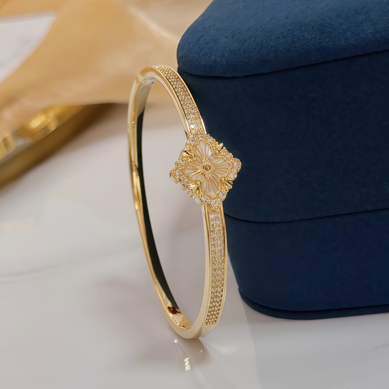 NO:582648,Piaget bracelet, high-end customized version, inlaid with diamonds, made of V gold material, showing luxury in every detail. The metal texture and texture complement each other, shining under the light, reflecting the luxury and elegance. Whether it is a business occasion or a sweet date, it can highlight the delicacy and elegance~ It is so beautiful to get it, it is definitely your dream bracelet., jewelry boutique, Piaget, bracelet19860909Piaget伯爵手镯, 高端定制版本 镶嵌钻工艺 ,V金材质 ,细节处尽显奢华.金属质感与纹理相互映衬,光线之下,熠熠生辉,体现了奢华与典雅的气质.无论是商务场合还是甜蜜约会都能凸显精致和优雅~上手都太美了,绝对是你的梦中情镯.,饰品精品,piaget,bracelet,Jewelry