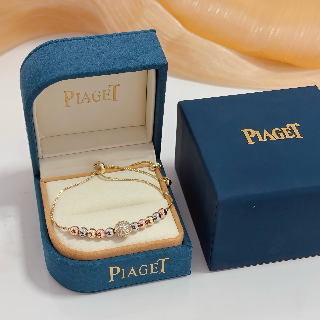 NO:582652,Piaget transfer bead bracelet, high-end customized version, inlaid with diamonds, V gold material, adjustable length, unique design, gentle and texture~, classic and elegant style, a manifestation of character, a symbol of love, and a kind of spiritual sustenance. From necklaces decorated with rotating cylinders to pendants and bracelets decorated with rotating rings, jewelry is full of smart and interesting., jewelry boutique, piaget, necklace, bracelet, bracelet19860909Piaget伯爵转运珠手链, 高端定制版本 镶嵌钻工艺 V金材质 ,可调节长度,设计独特,温柔 有质感～,款式经典大气,是性格的彰显,爱情的象征更是精神的一种寄托.从装饰旋转圆柱的项链到点缀旋转圆环的吊坠和手镯手链,珠宝都充满灵动趣味.,饰品精品,piaget,necklace,bracelet,bracelet,Jewelry