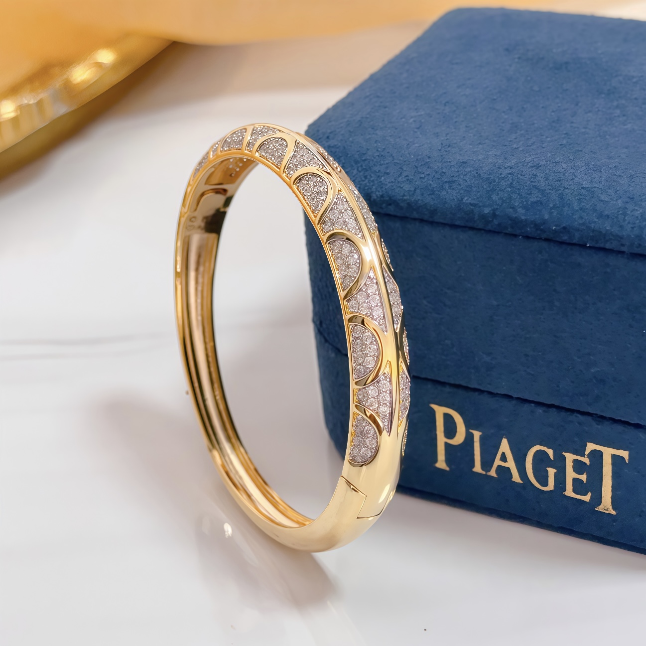 NO:582658,Piaget bracelet, high-end customized version, inlaid with diamonds, made of V gold material, showing luxury in every detail. The metal texture and texture complement each other, shining under the light, reflecting the luxury and elegance. Whether it is a business occasion or a sweet date, it can highlight the delicacy and elegance~ It is so beautiful to get it, it is definitely your dream bracelet., jewelry boutique, Piaget, bracelet19860909Piaget伯爵手镯, 高端定制版本 镶嵌钻工艺 ,V金材质 ,细节处尽显奢华.金属质感与纹理相互映衬,光线之下,熠熠生辉,体现了奢华与典雅的气质.无论是商务场合还是甜蜜约会都能凸显精致和优雅~上手都太美了,绝对是你的梦中情镯.,饰品精品,piaget,bracelet,Jewelry