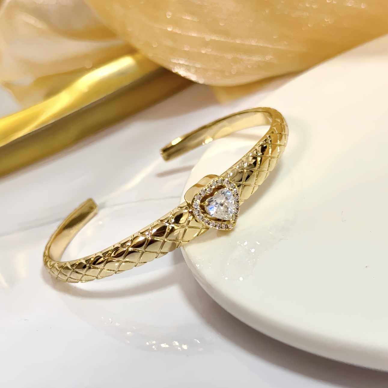 NO:582673,Piaget bracelet, high-end customized version, inlaid with diamonds, made of V gold material, showing luxury in every detail. The metal texture and texture complement each other, shining under the light, reflecting the luxury and elegance. Whether it is a business occasion or a sweet date, it can highlight the delicacy and elegance~ It is so beautiful to get it, it is definitely your dream bracelet., jewelry boutique, Piaget, bracelet19860909Piaget伯爵手镯, 高端定制版本 镶嵌钻工艺 ,V金材质 ,细节处尽显奢华.金属质感与纹理相互映衬,光线之下,熠熠生辉,体现了奢华与典雅的气质.无论是商务场合还是甜蜜约会都能凸显精致和优雅~上手都太美了,绝对是你的梦中情镯.,饰品精品,piaget,bracelet,Jewelry