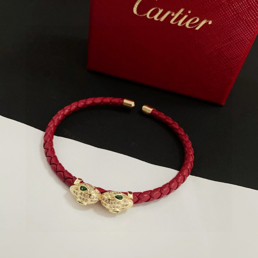 NO:575484,Cartier leopard scalp rope bracelet, high-end customized version, diamond-encrusted craftsmanship, V gold material, classic and fashionable style, reconstruct the aesthetics of love with sharp lines!  Breaking the rules, the diamond-encrusted design actually achieves the ceiling of high-end sense - no need for flashy accumulation, love should be as pure as ever. Cartier is loved by many celebrities and Internet celebrities. The Leopard series bracelet is absolutely an eternal classic, and it is not limited to men and women, and there is no age limit!  Wear it and you will be the center of attention!  , jewelry boutique, cartier, bracelet19860909卡地亚豹头皮绳手镯 高端定制版本 镶嵌钻工艺 V金材质 经典而时尚风格 用凌厉线条重构爱情美学！打破常规,镶嵌钻设计反而成就高级感天花板——无需浮华堆砌,爱本应纯粹如初 卡地亚受众多明星网红的爱戴 豹子系列手镯 绝对是永恒经典 而且男女不限 年龄不限 ！戴上它你就是焦点！,饰品精品,cartier,bracelet,Jewelry