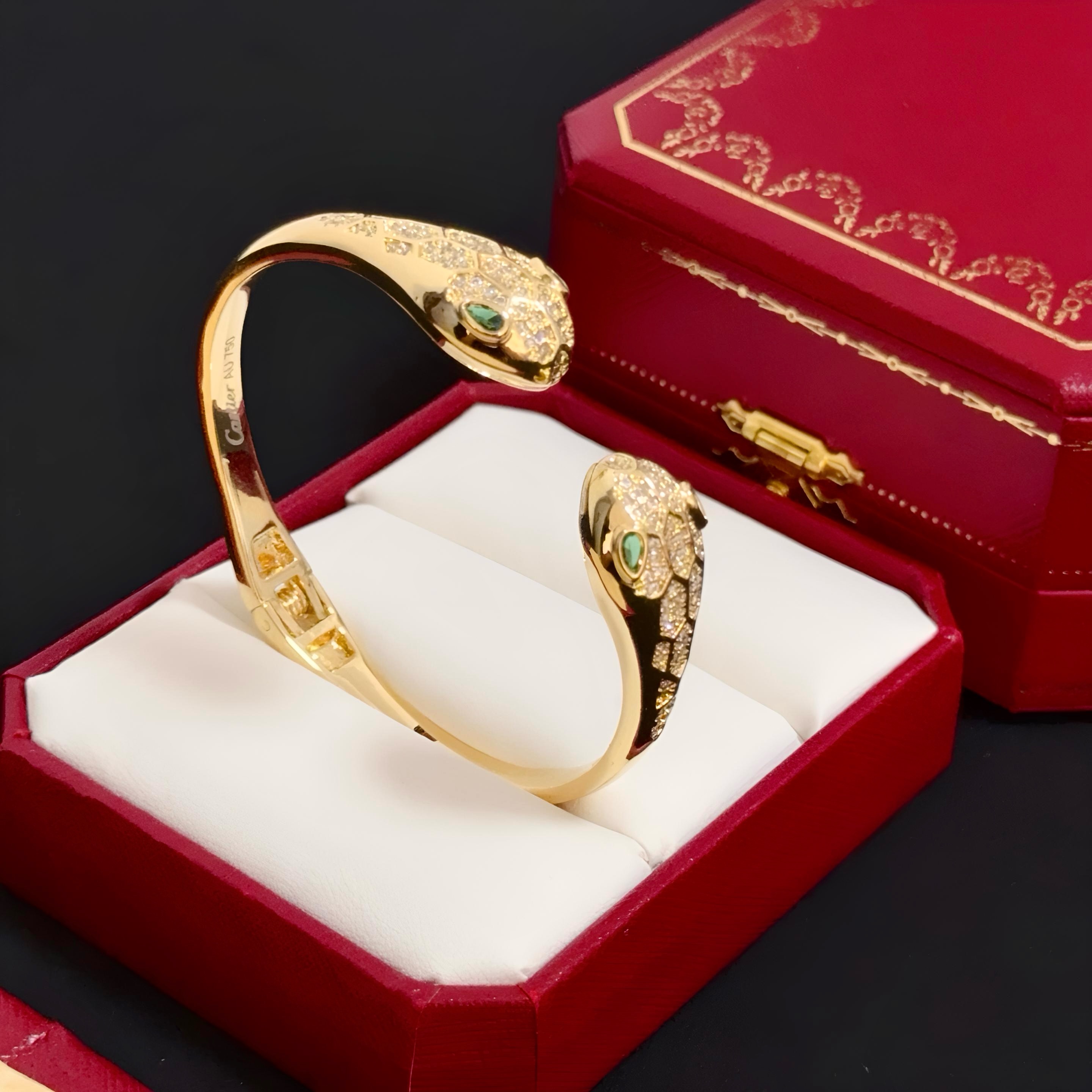 NO:582677,Cartier diamond-encrusted bracelet, high-end customized version, diamond-encrusted craftsmanship, V gold material, classic and fashionable style, reconstruct the aesthetics of love with sharp lines!  Breaking the rules, the diamond-encrusted design actually achieves the ceiling of high-end sense - no need for flashy accumulation, love should be as pure as ever. Cartier is loved by many celebrities and Internet celebrities. The Leopard series bracelet is absolutely an eternal classic, and it is not limited to men and women, and there is no age limit!  Wear it and you will be the center of attention!  , jewelry boutique, cartier, bracelet19860909卡地亚镶钻手镯 高端定制版本 镶嵌钻工艺 V金材质 经典而时尚风格 用凌厉线条重构爱情美学！打破常规,镶嵌钻设计反而成就高级感天花板——无需浮华堆砌,爱本应纯粹如初 卡地亚受众多明星网红的爱戴 豹子系列手镯 绝对是永恒经典 而且男女不限 年龄不限 ！戴上它你就是焦点！,饰品精品,cartier,bracelet,Jewelry