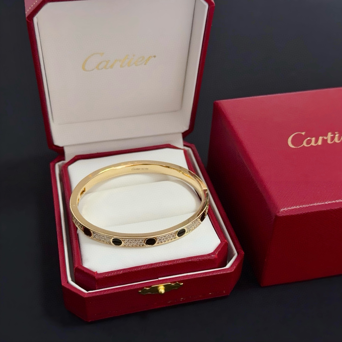 NO:582688,Cartier diamond-encrusted bracelet, high-end customized version, diamond-encrusted craftsmanship, V gold material, classic and fashionable style, reconstruct the aesthetics of love with sharp lines!  Breaking the rules, the diamond-encrusted design actually achieves the ceiling of high-end sense - no need for flashy accumulation, love should be as pure as ever. Cartier is loved by many celebrities and Internet celebrities. The Leopard series bracelet is absolutely an eternal classic, and it is not limited to men and women, and there is no age limit!  Wear it and you will be the center of attention!  , jewelry boutique, cartier, bracelet19860909卡地亚镶钻手镯 高端定制版本 镶嵌钻工艺 V金材质 经典而时尚风格 用凌厉线条重构爱情美学！打破常规,镶嵌钻设计反而成就高级感天花板——无需浮华堆砌,爱本应纯粹如初 卡地亚受众多明星网红的爱戴 豹子系列手镯 绝对是永恒经典 而且男女不限 年龄不限 ！戴上它你就是焦点！,饰品精品,cartier,bracelet,Jewelry